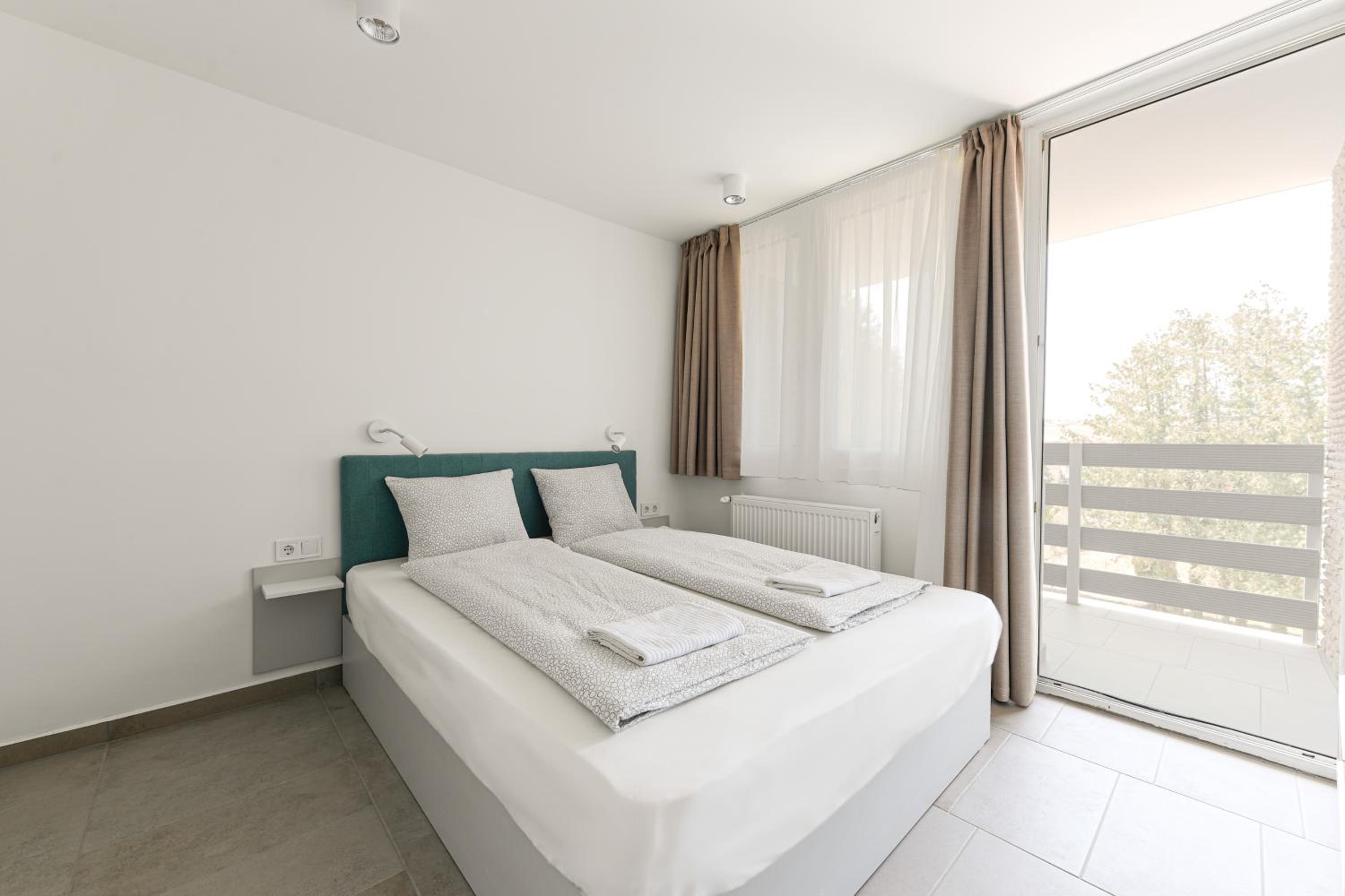 Premium One-Bedroom Apartment with Balcony  - Photo 1