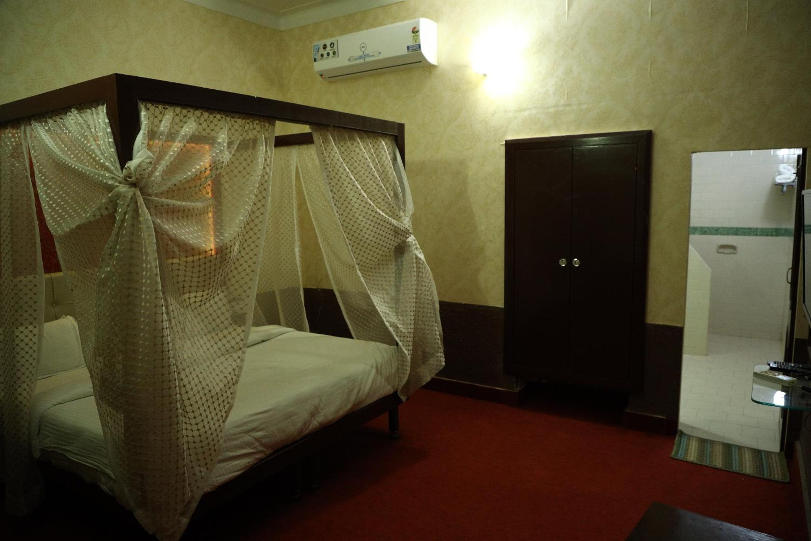 Double Room with Pool View - Photo 6
