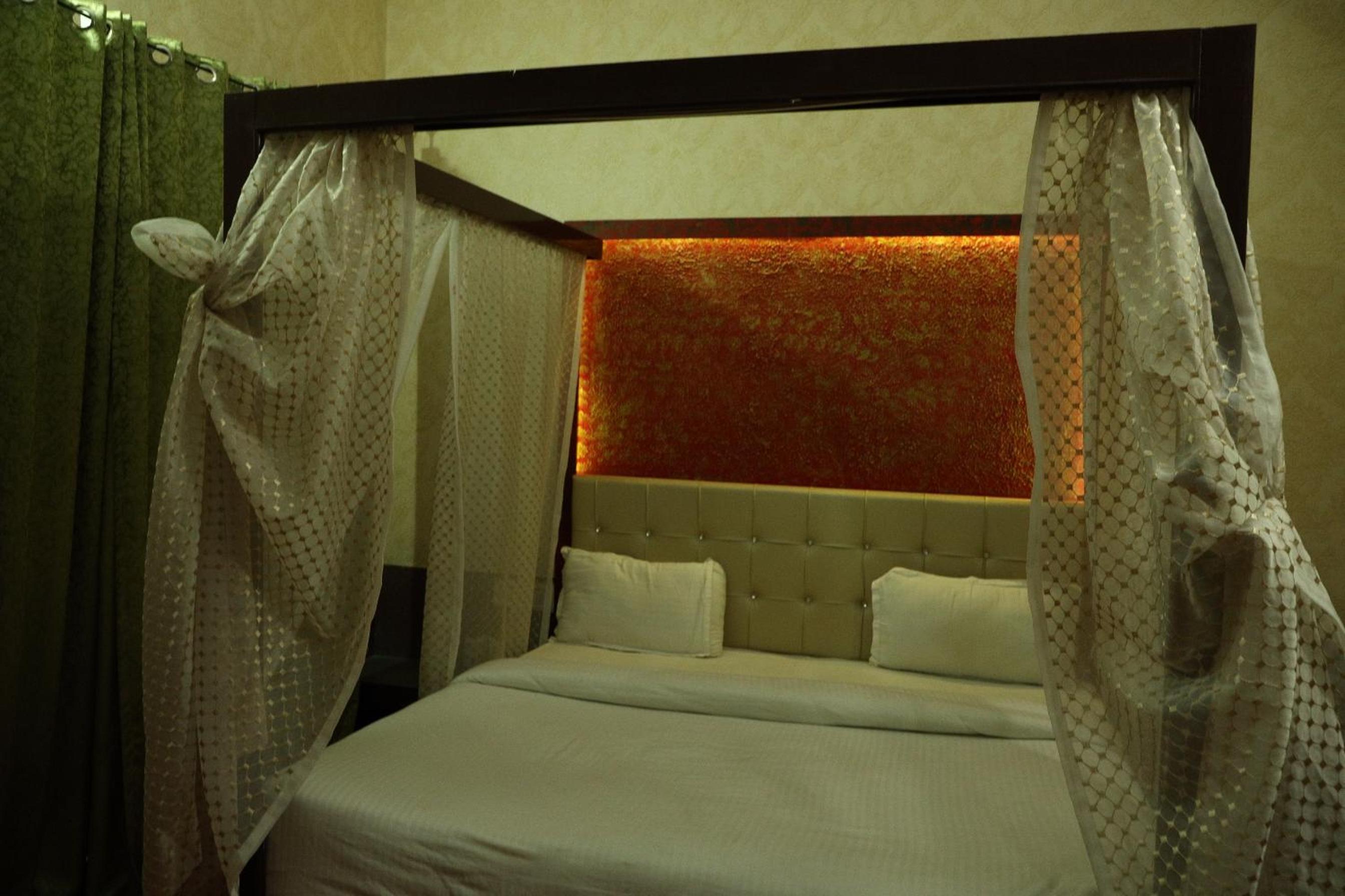 Double Room with Pool View - Photo 7