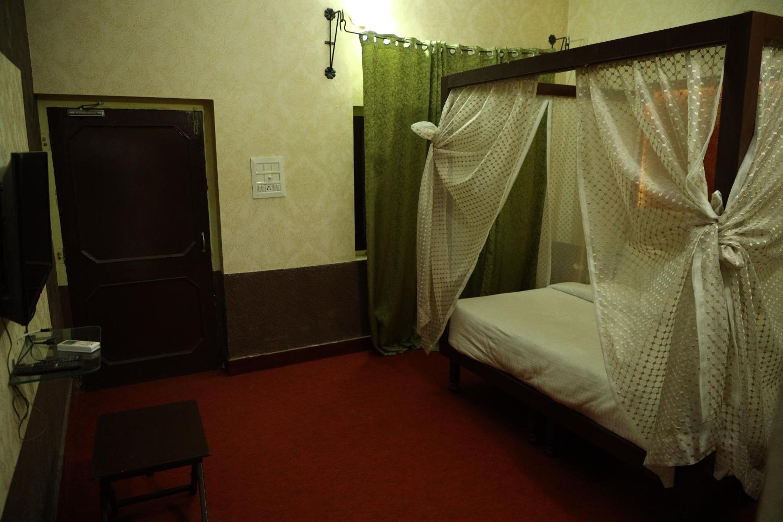 Double Room with Pool View - Photo 8