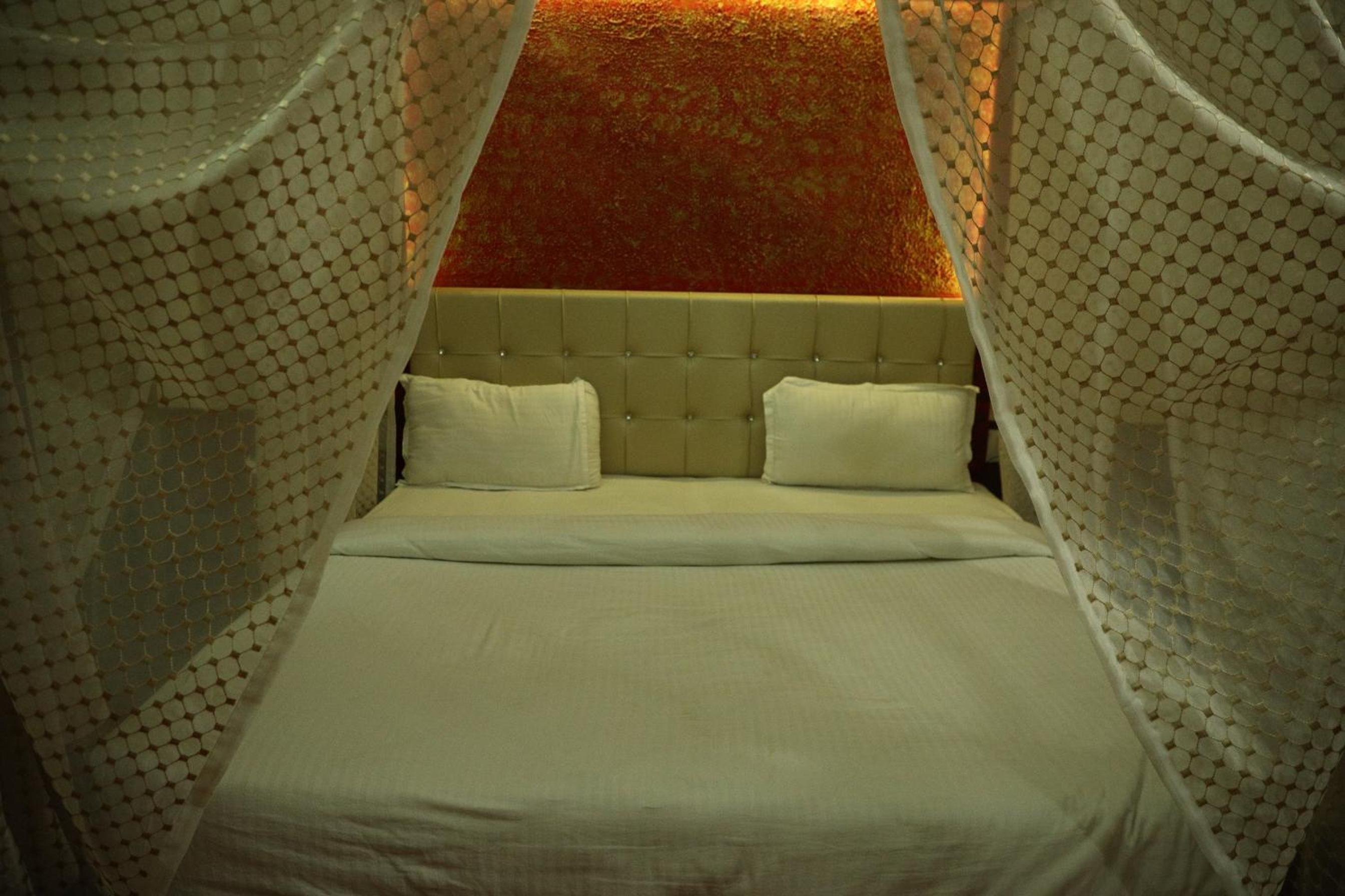 Double Room with Pool View - Photo 9