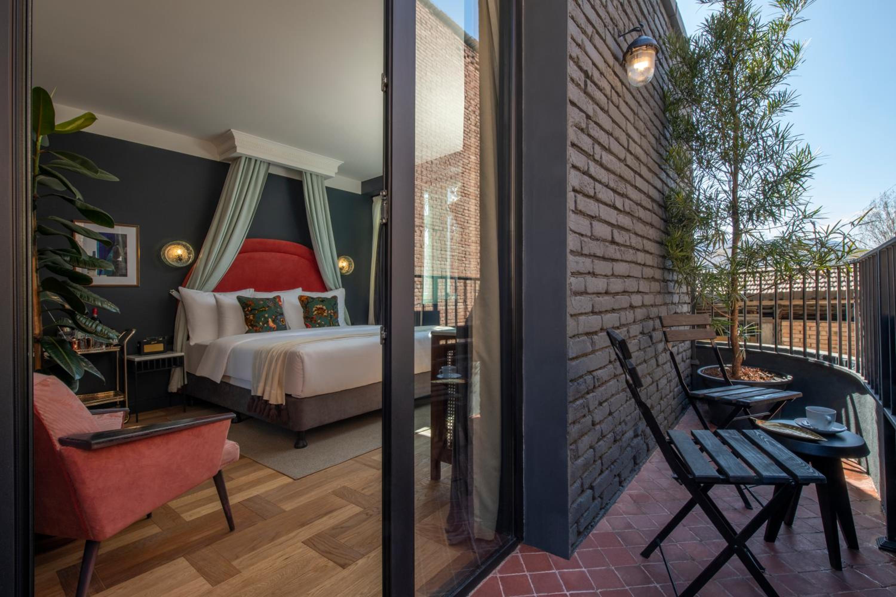 Suite with Balcony - Photo 3