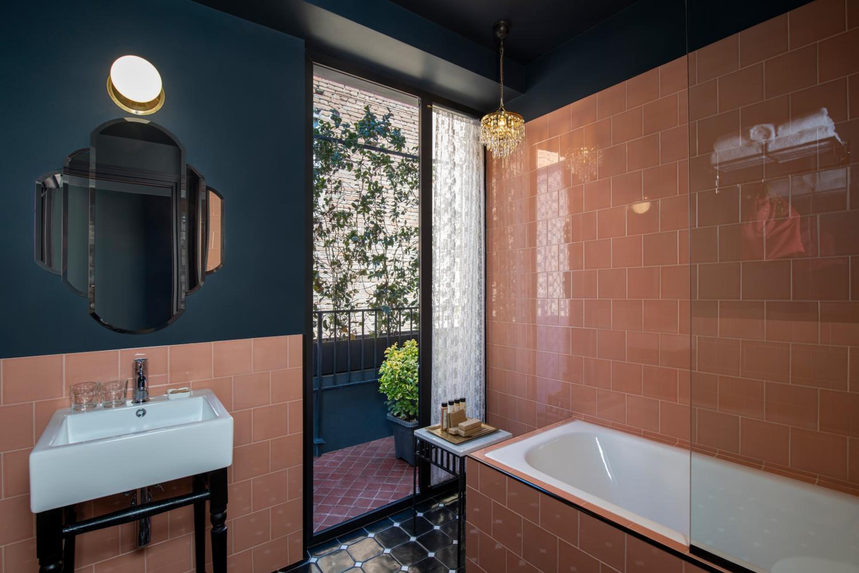 Suite with Balcony - Photo 5