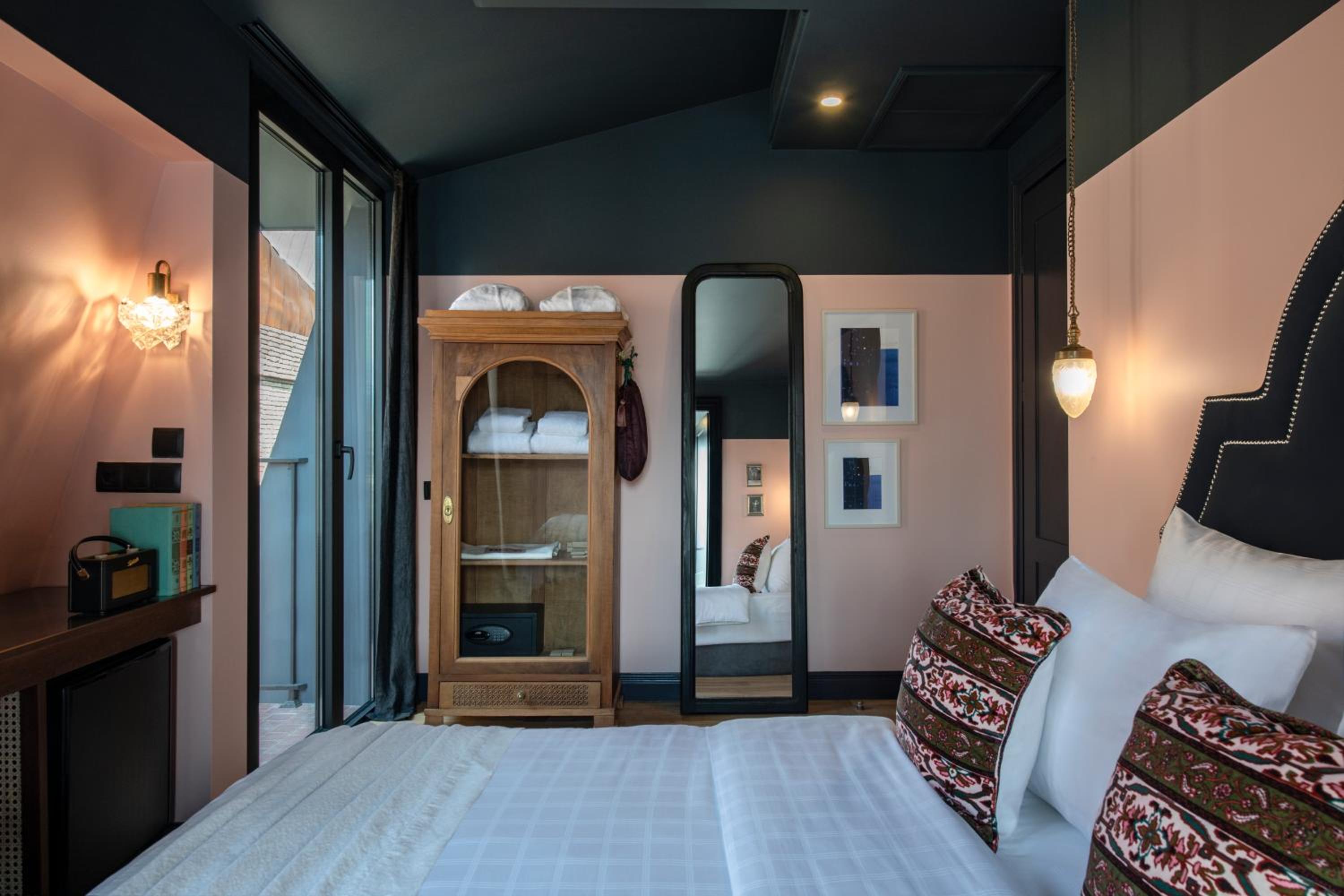 Deluxe Double Room with Bath - Photo 2