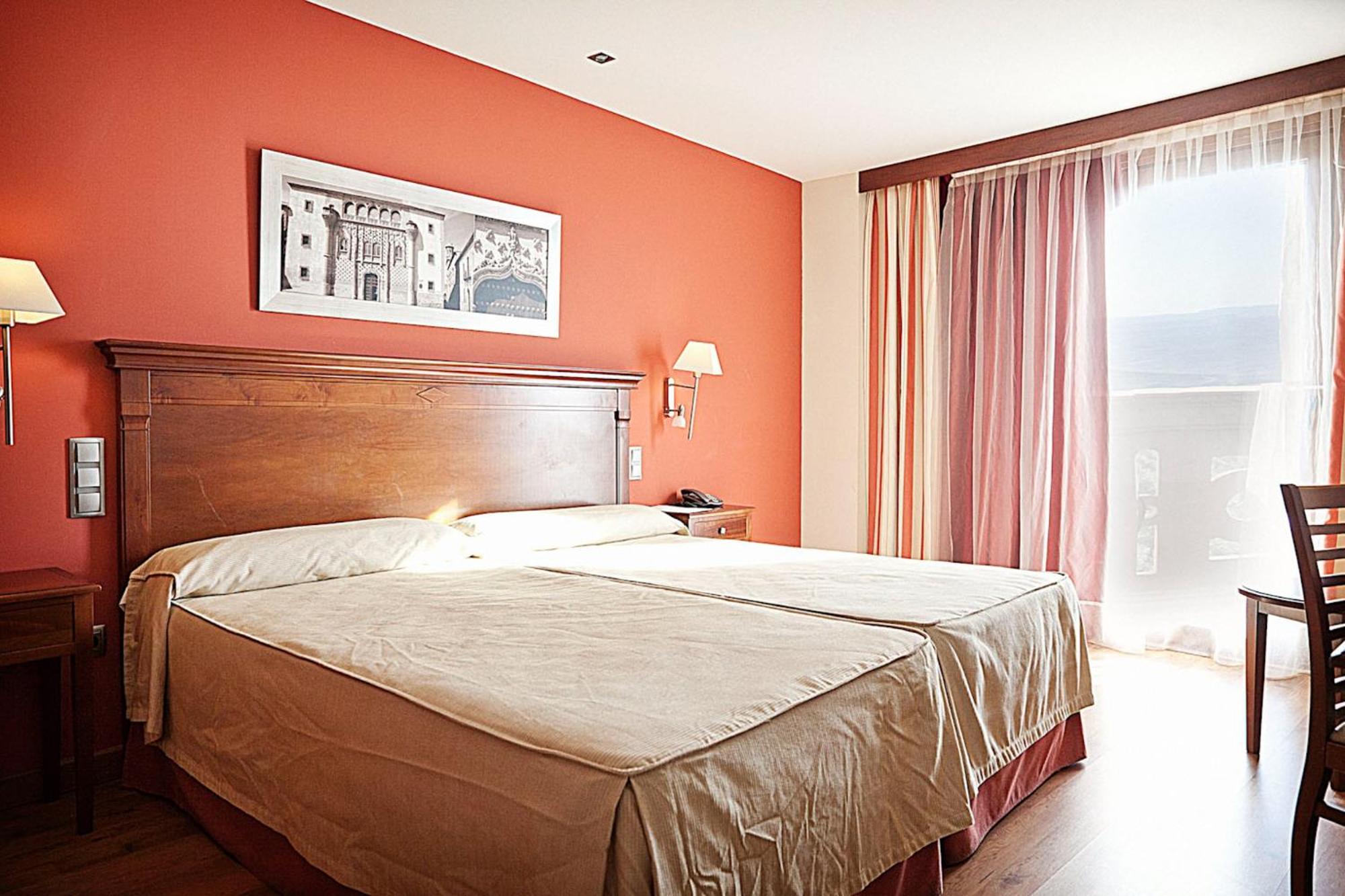 Twin Room with Balcony - Photo 3