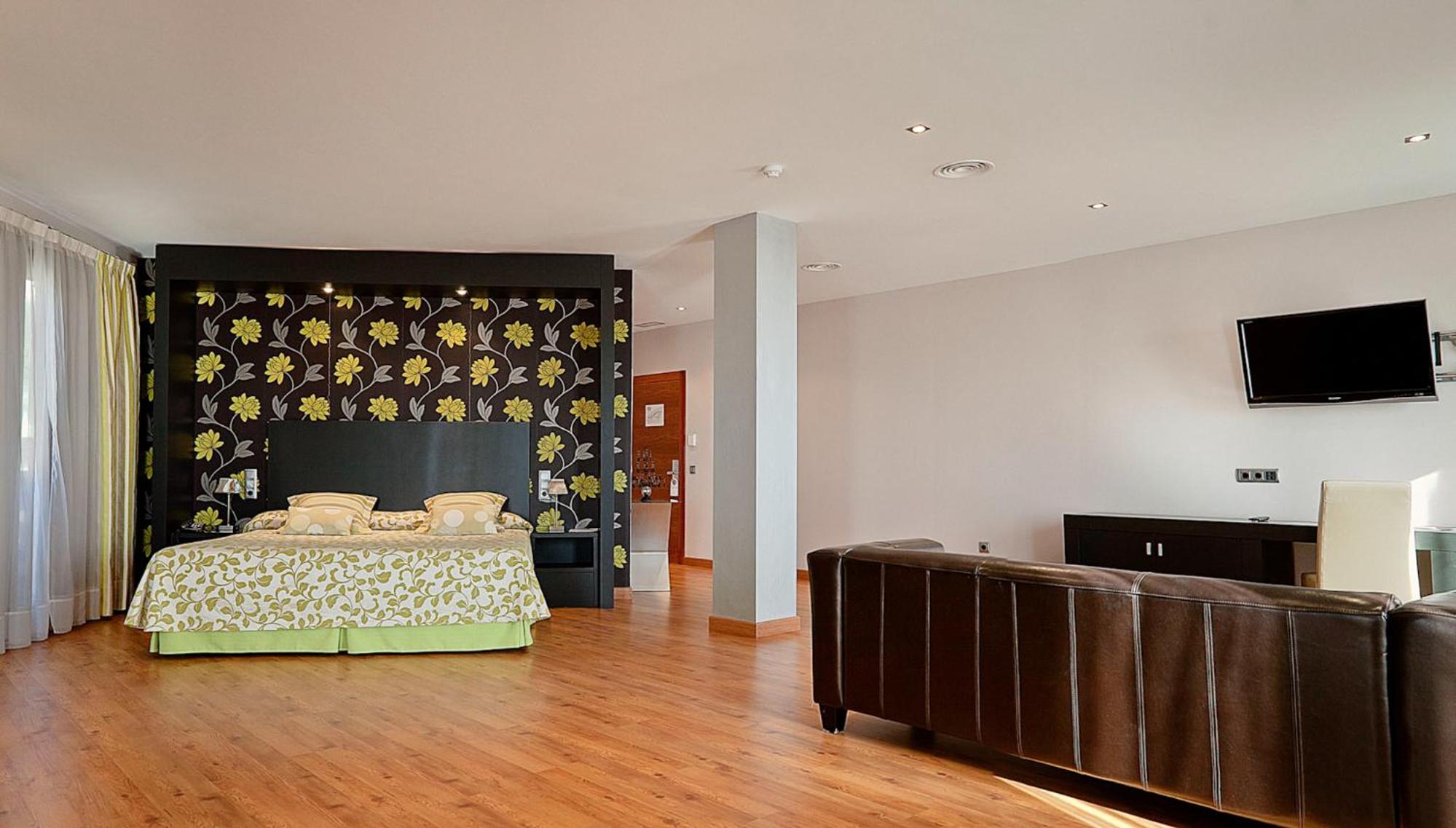Suite with Spa Bath - Photo 1