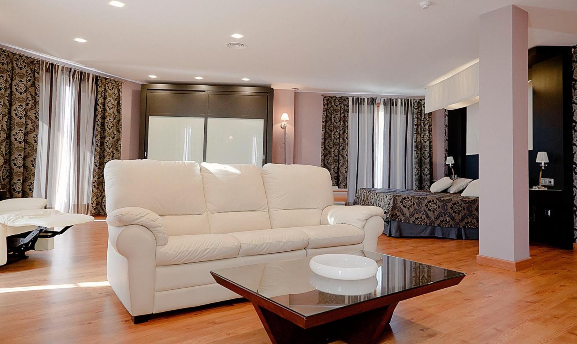 Suite with Spa Bath - Photo 11