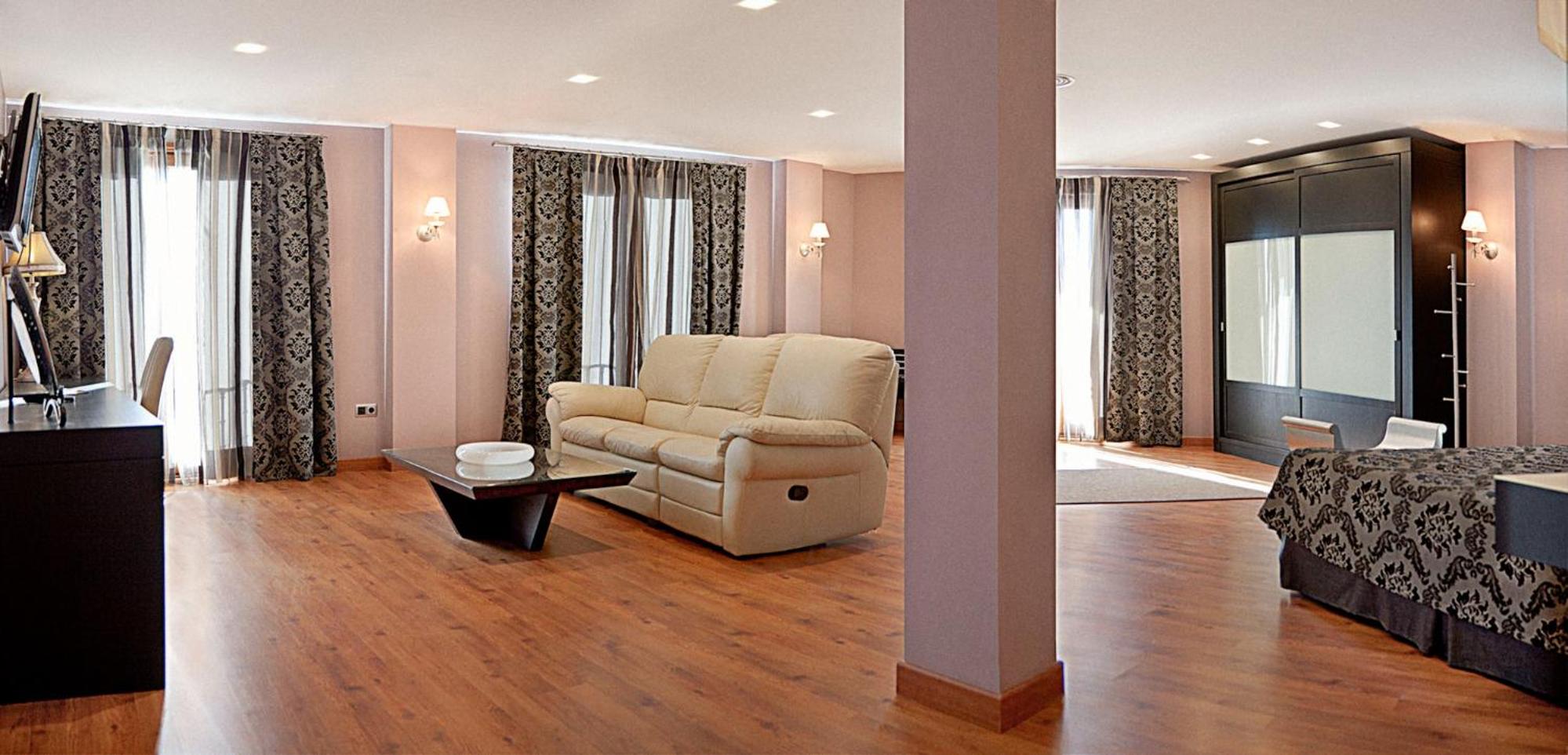 Suite with Spa Bath - Photo 14