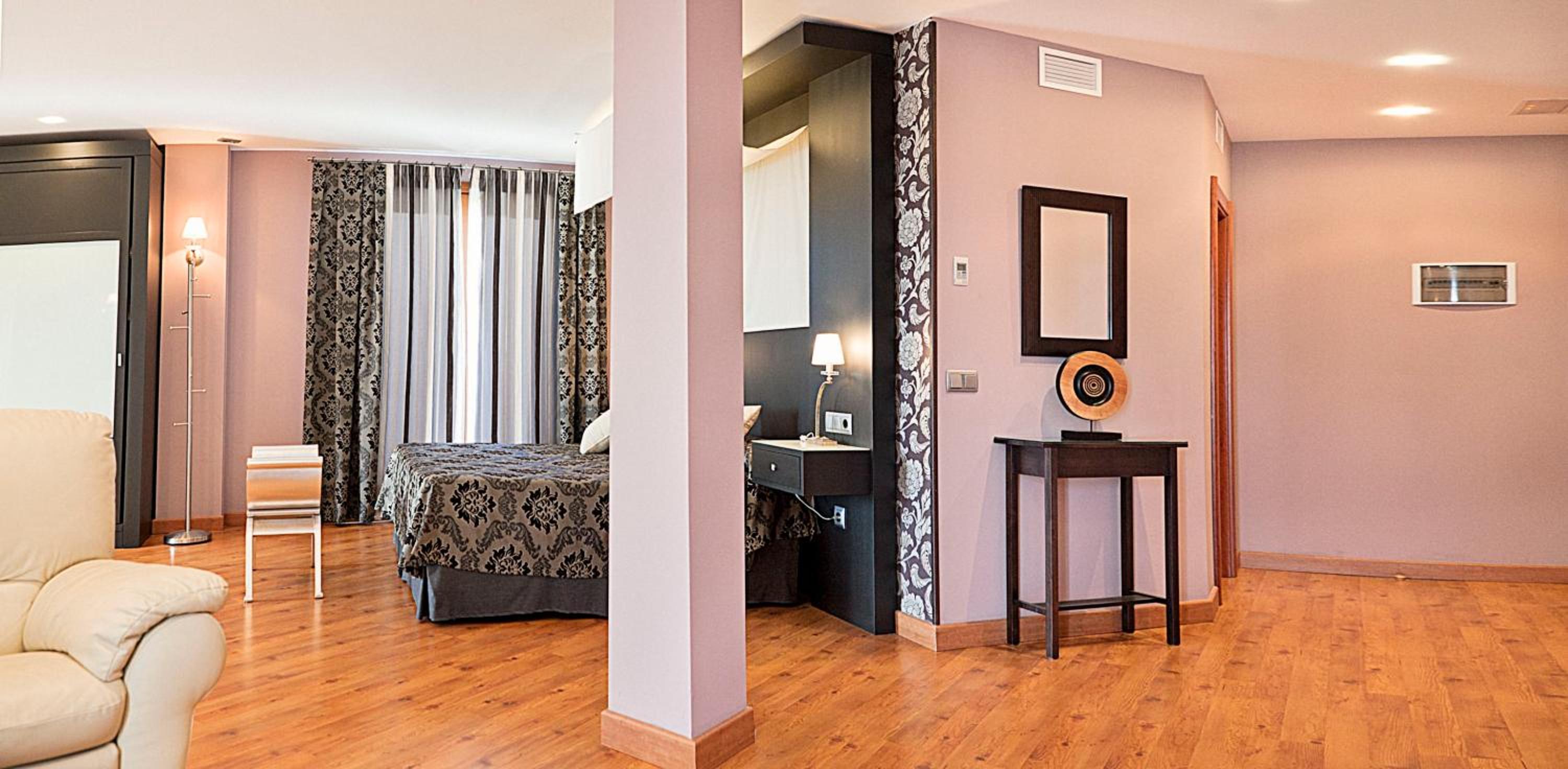 Suite with Spa Bath - Photo 2