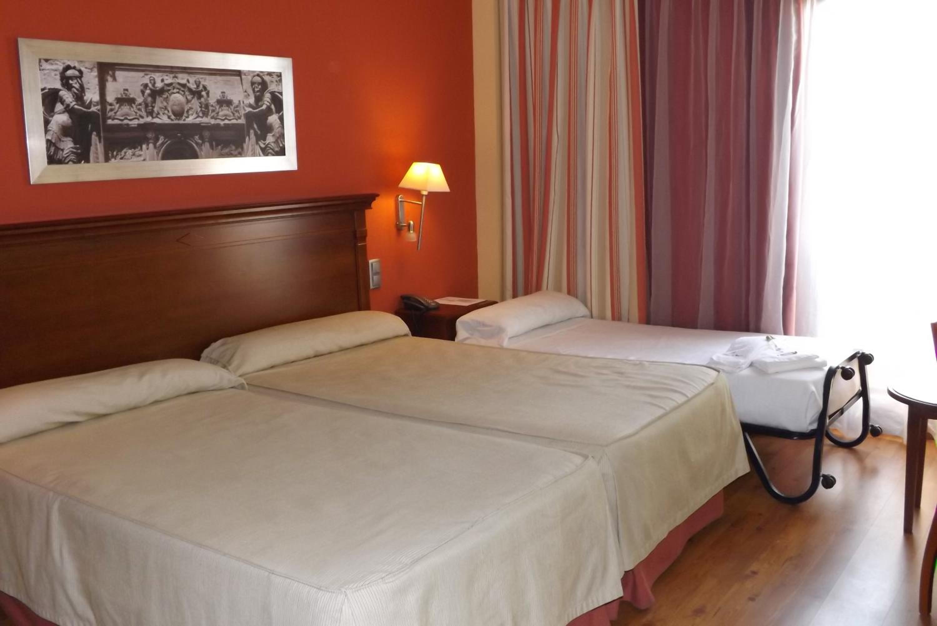 Double or Twin Room with Extra Bed - Photo 1