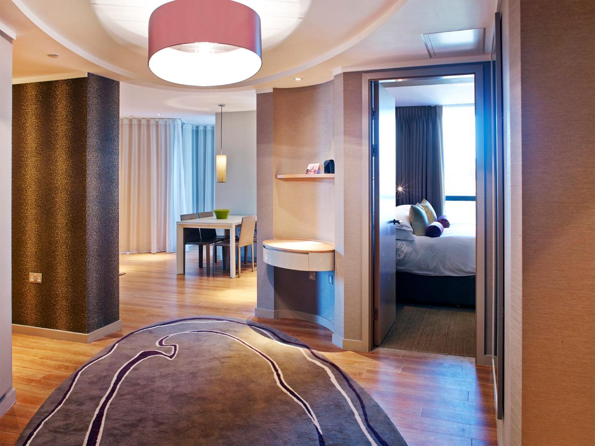 Deluxe Three-Bedroom Apartment with Tower Bridge View thumbnail 6