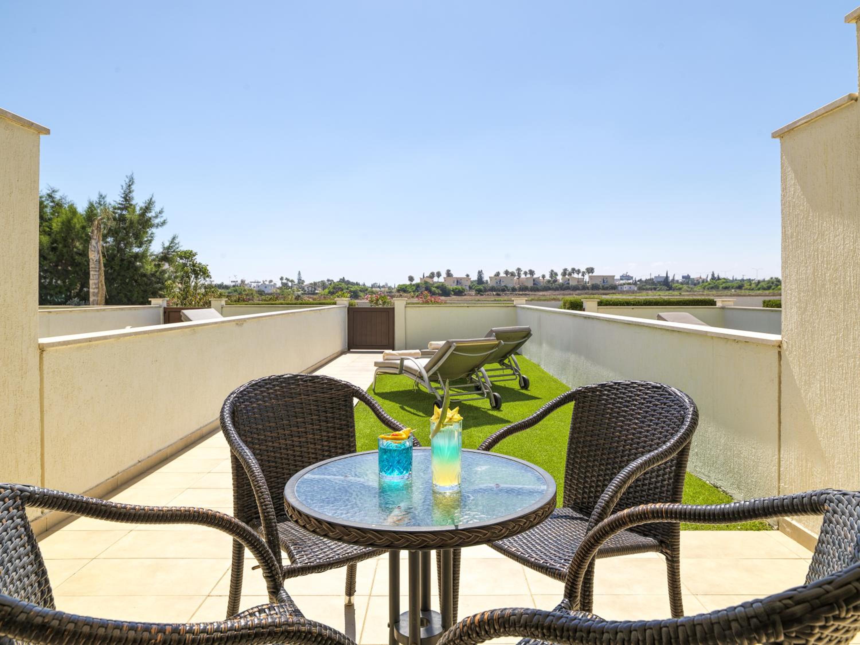 Family Junior Suite with Private Garden, Inland View photo 3