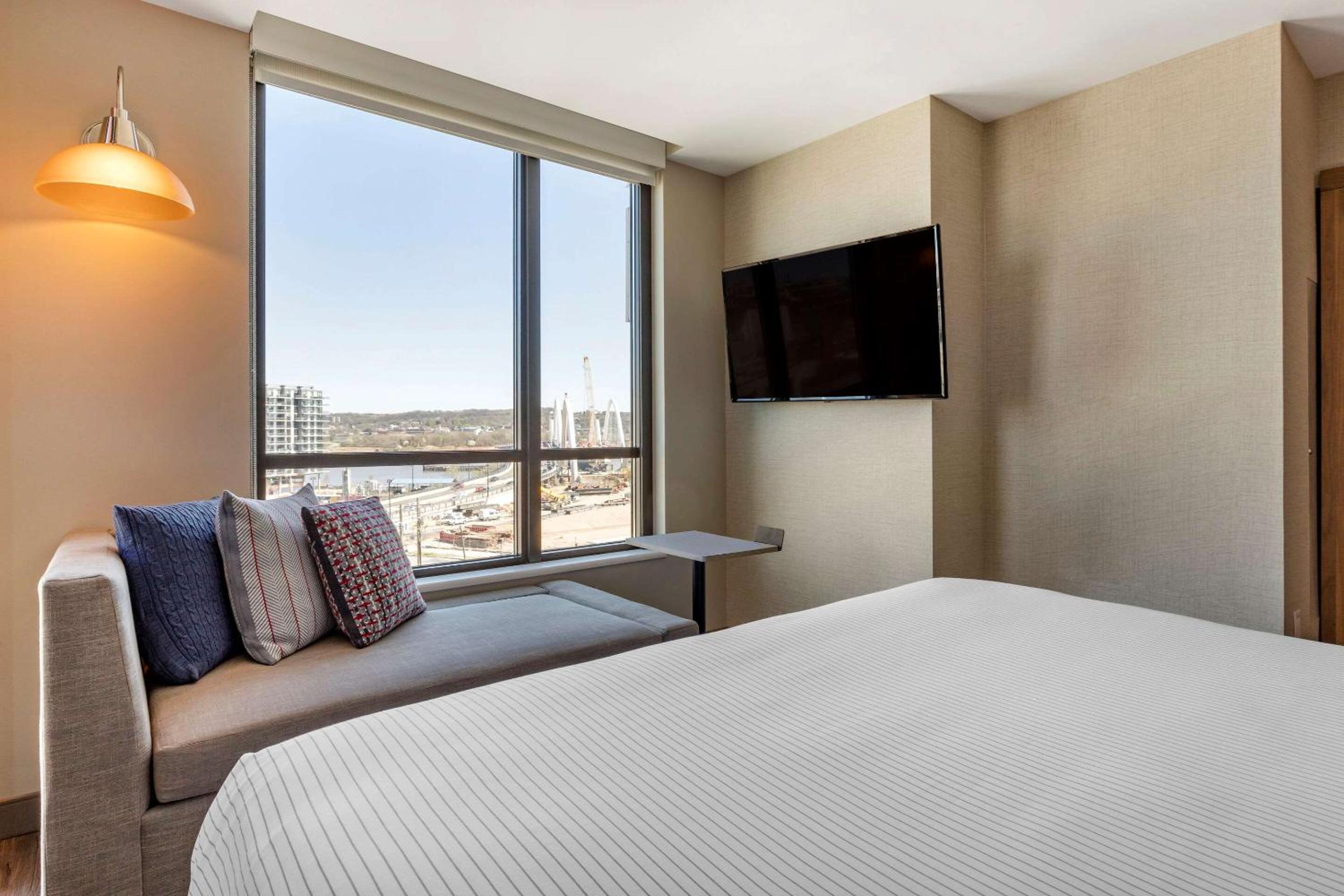 King Suite with Sofa Bed - Non-Smoking - Photo 3