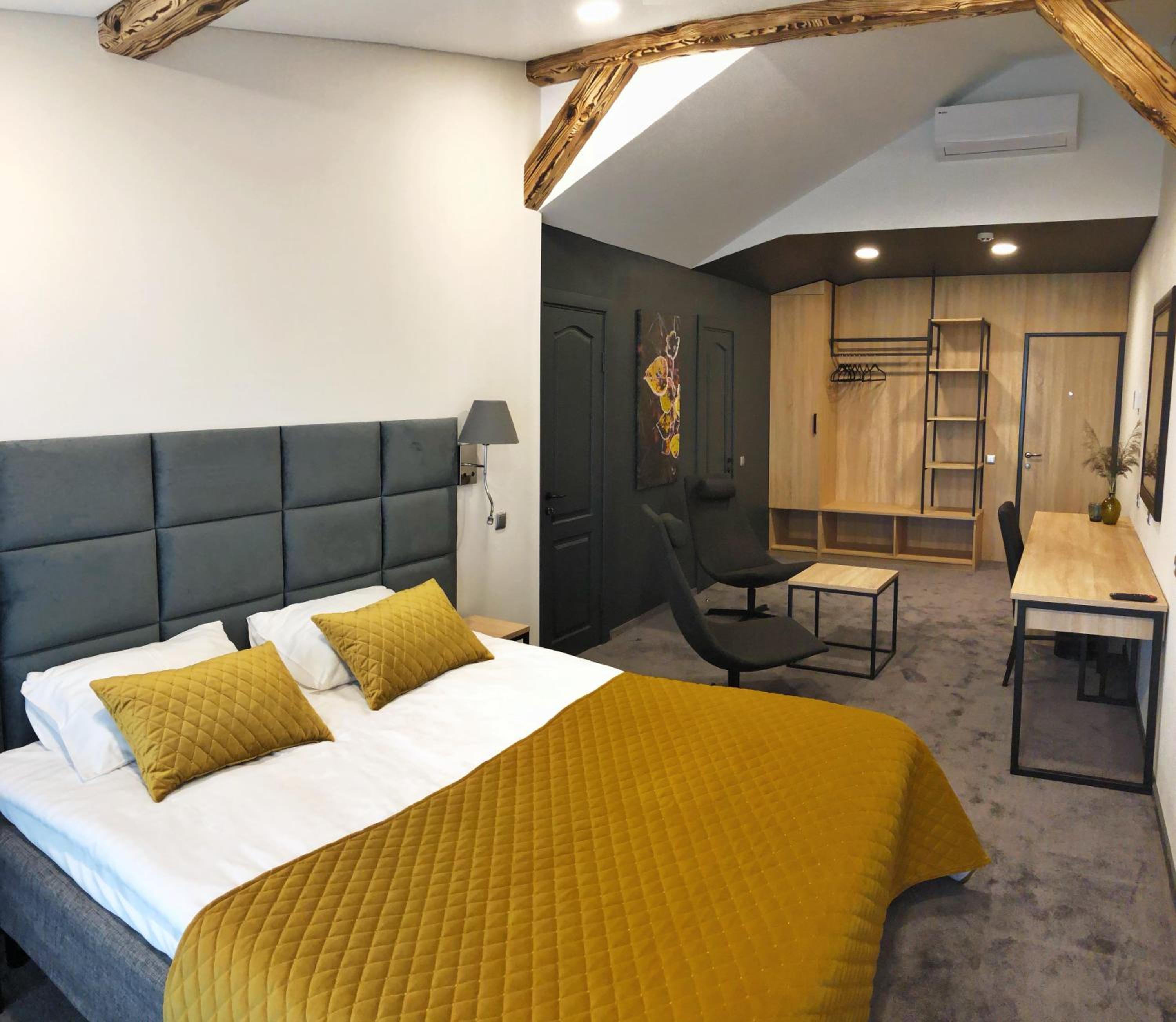 Quadruple Room with Balcony - Photo 6