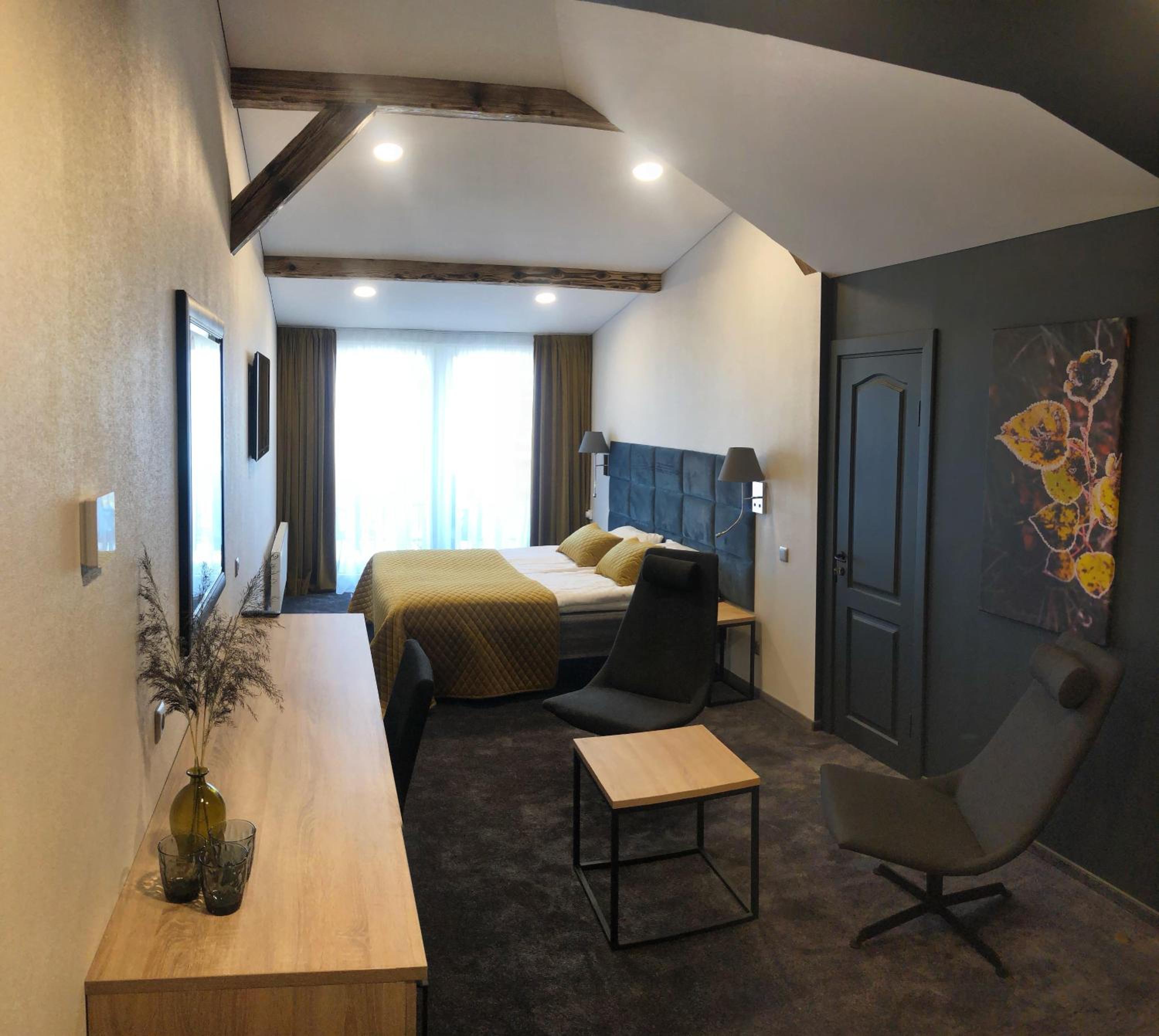 Quadruple Room with Balcony - Photo 13
