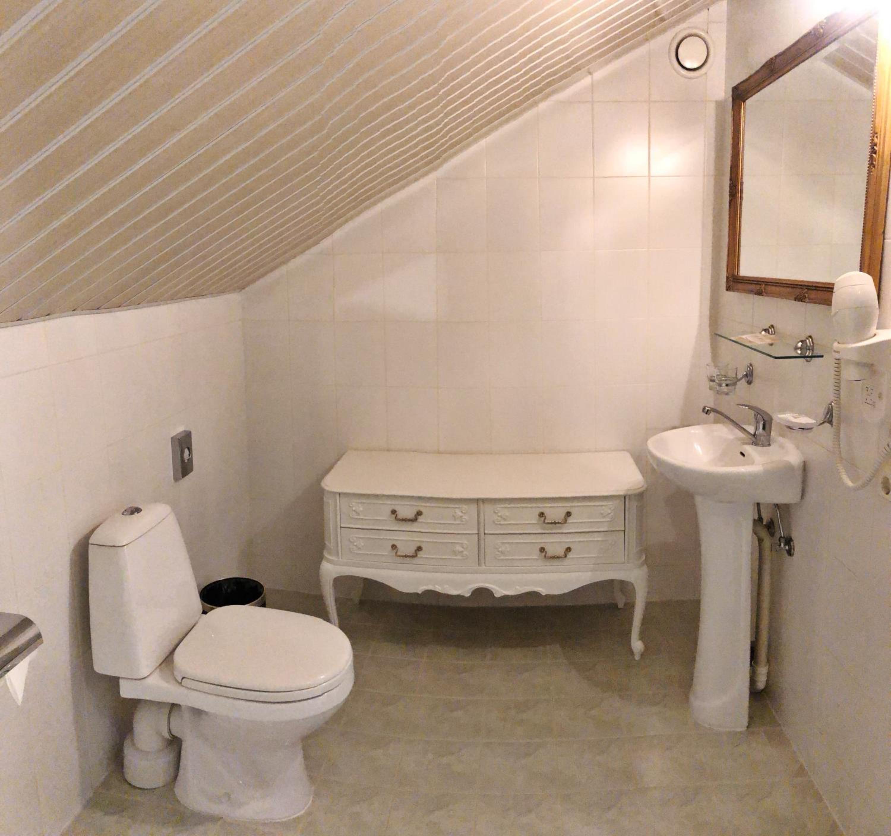 Quadruple Room with Balcony - Photo 16
