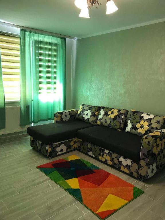 One-Bedroom Apartment - Photo 2