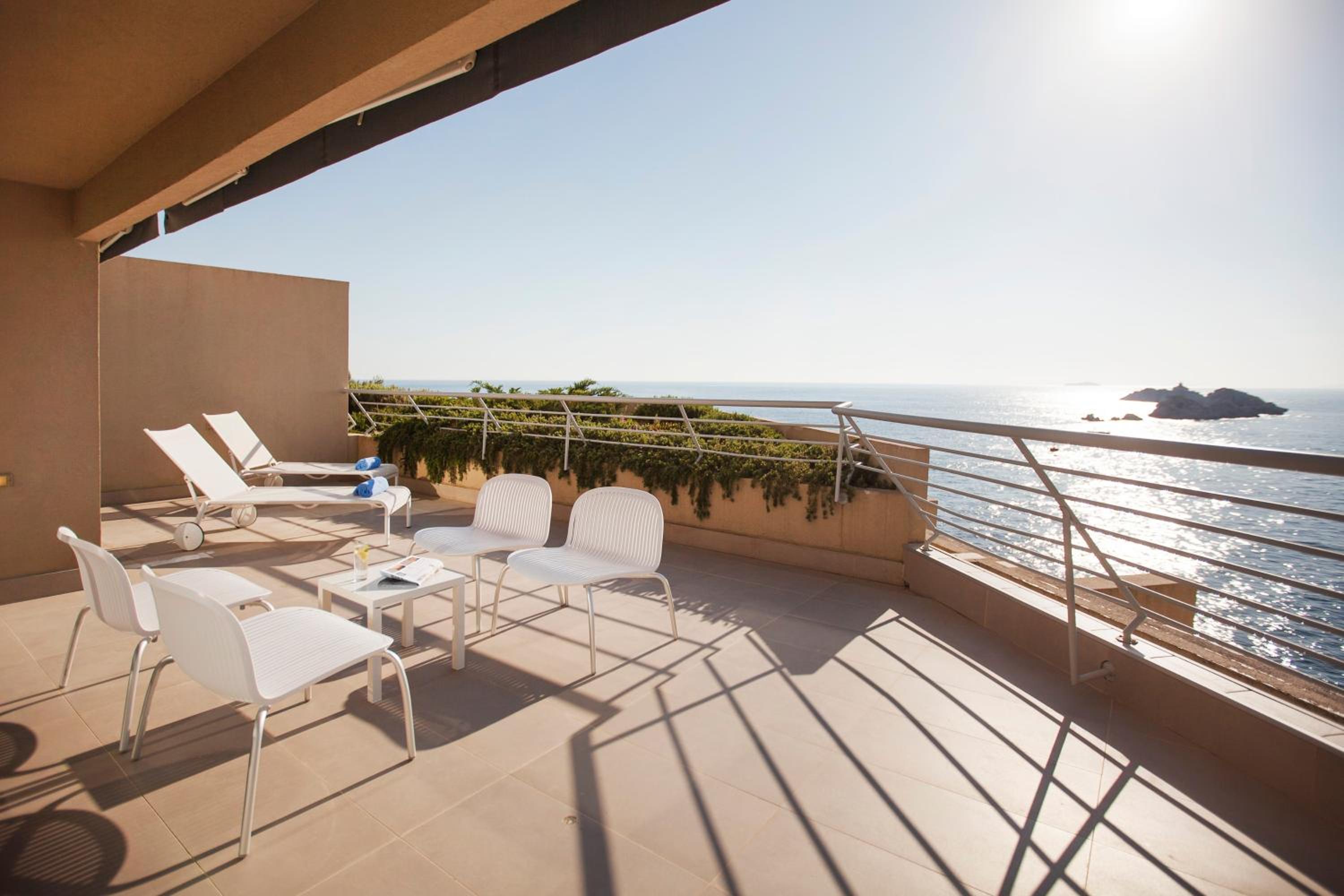 Deluxe Suite with Sea View thumbnail 6