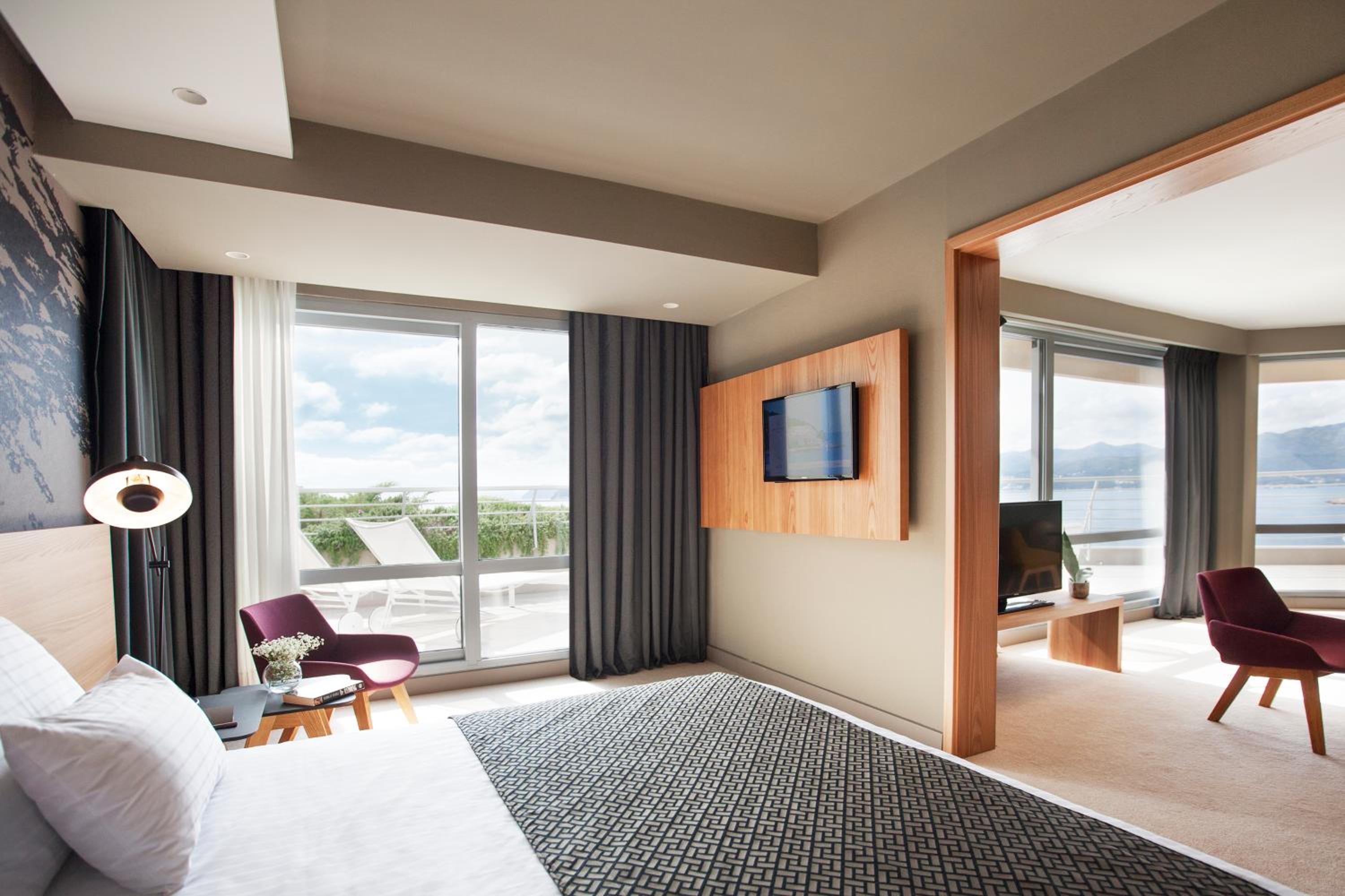 Deluxe Suite with Sea View