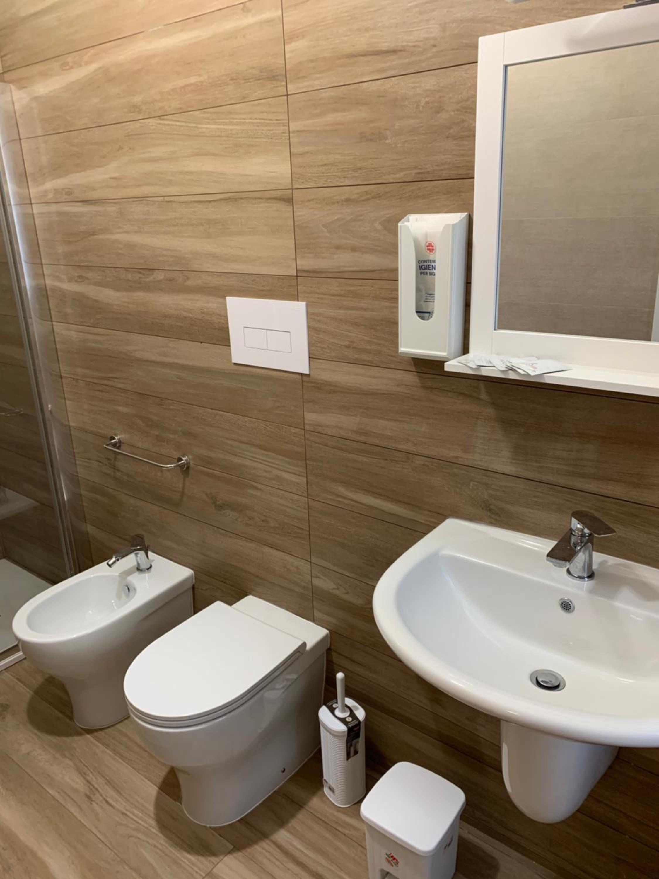 Double Room with Private Bathroom - Photo 23