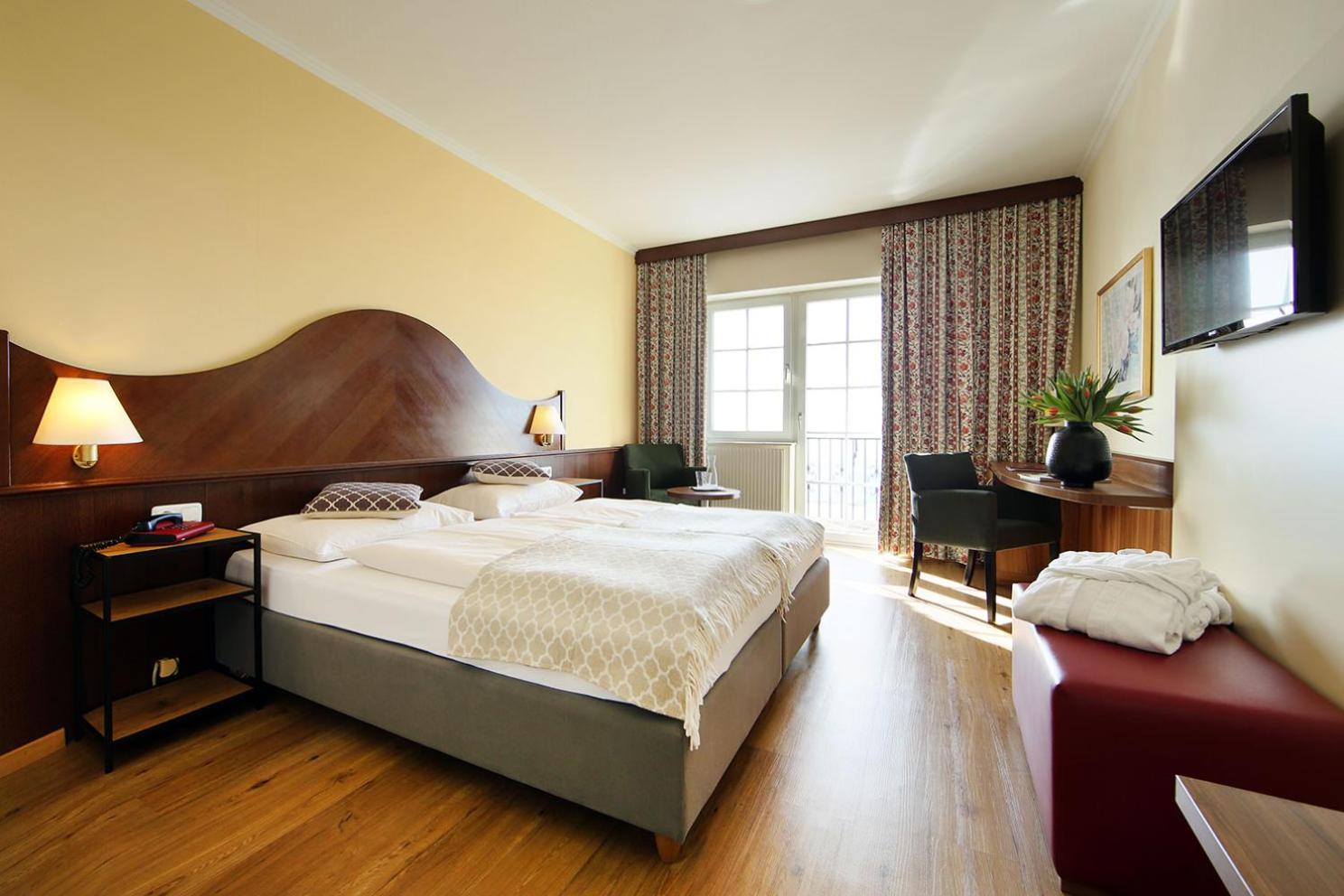 Double Room with Danube View - Photo 4