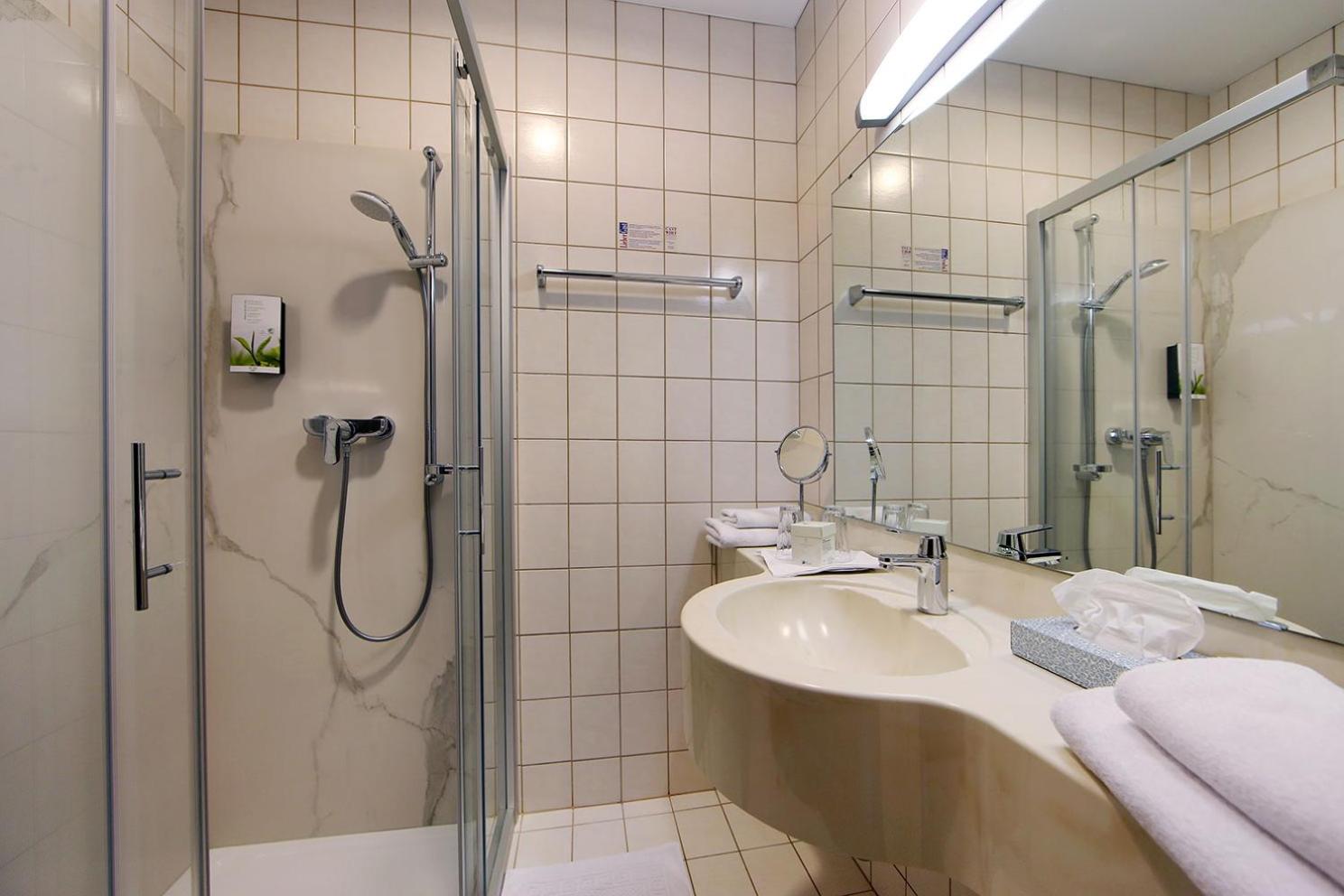 Double Room with Danube View - Photo 3