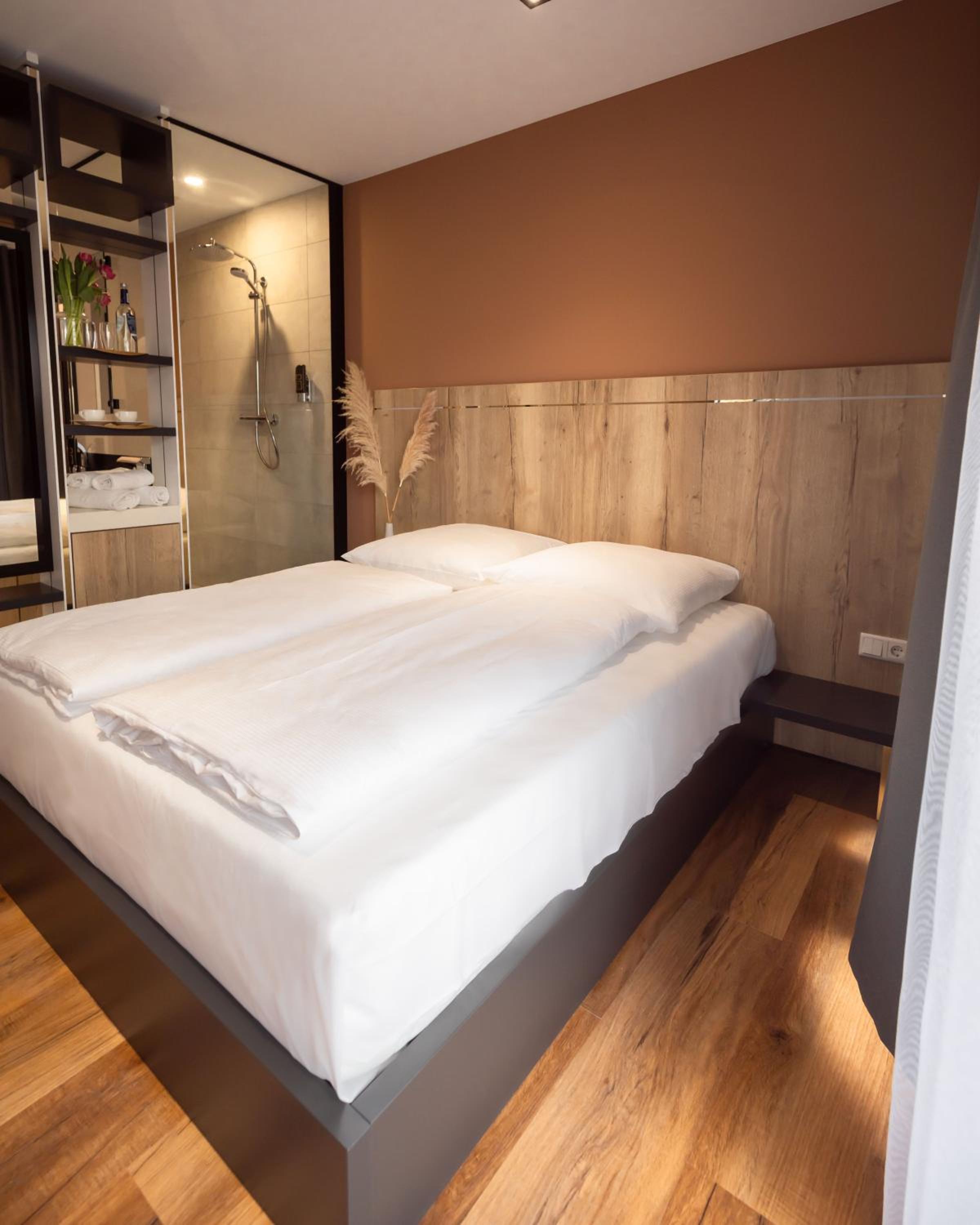 Deluxe Double Room with Balcony - Photo 7