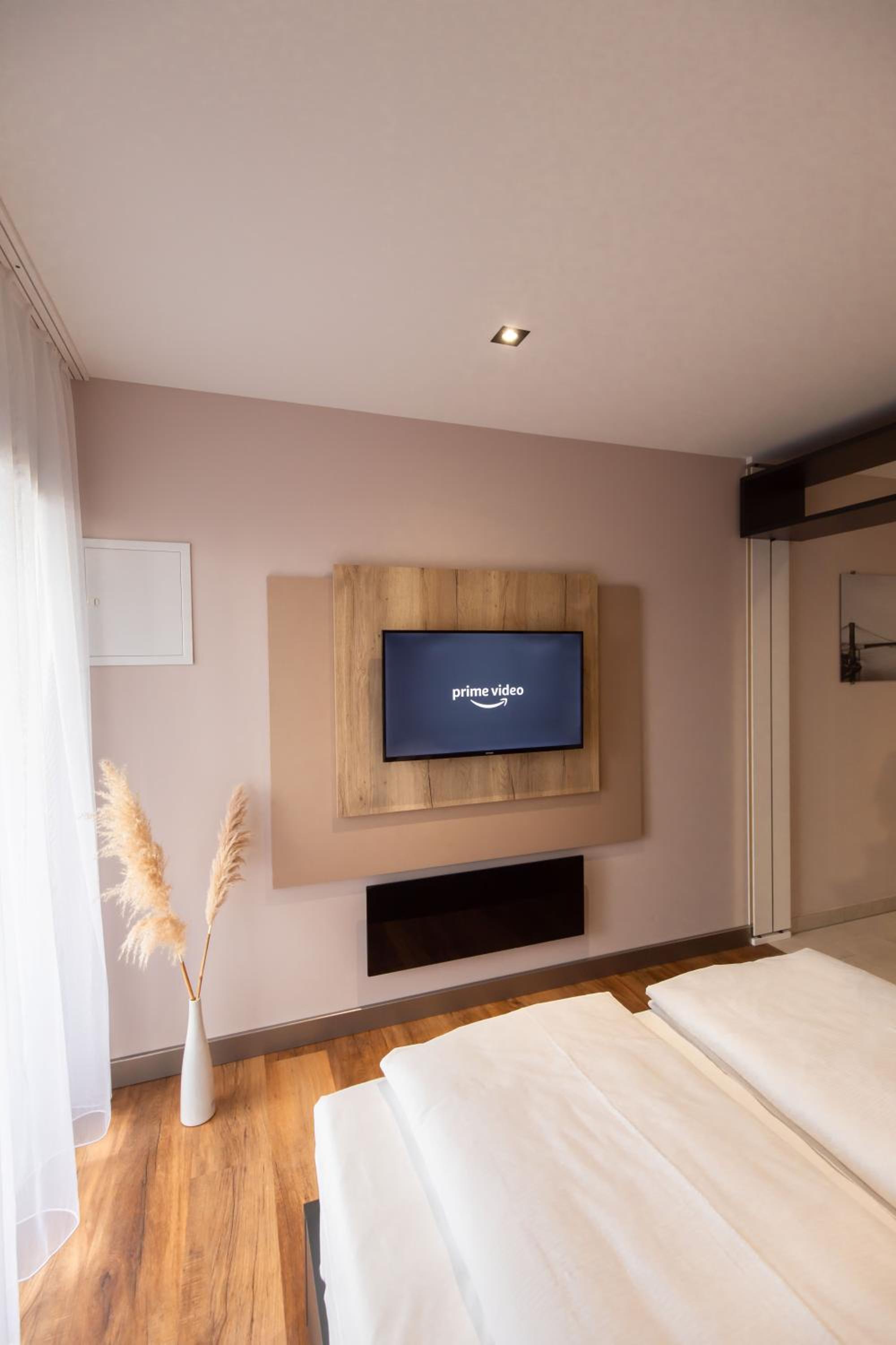 Deluxe Double Room with Balcony - Photo 8