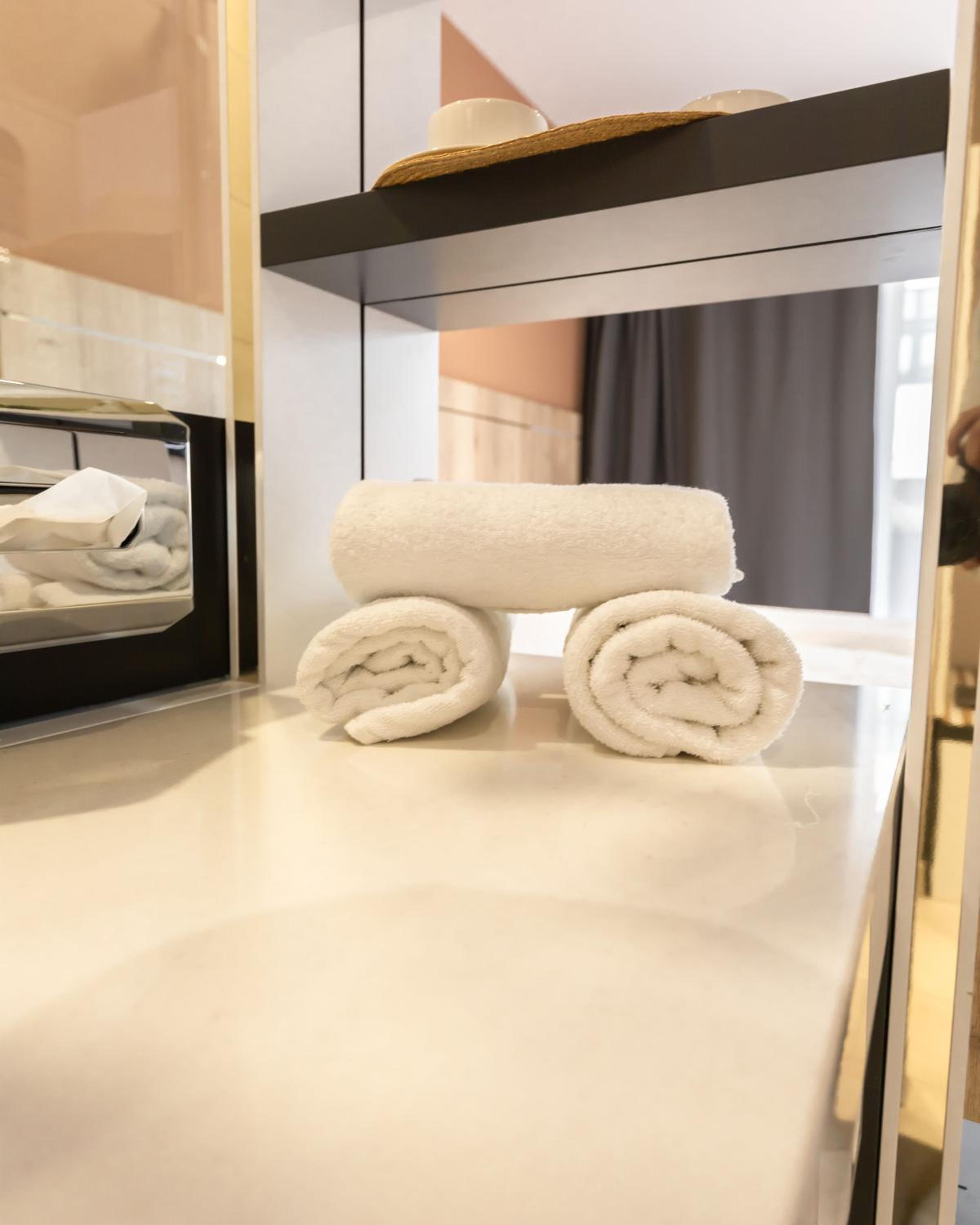 Deluxe Double Room with Balcony - Photo 9