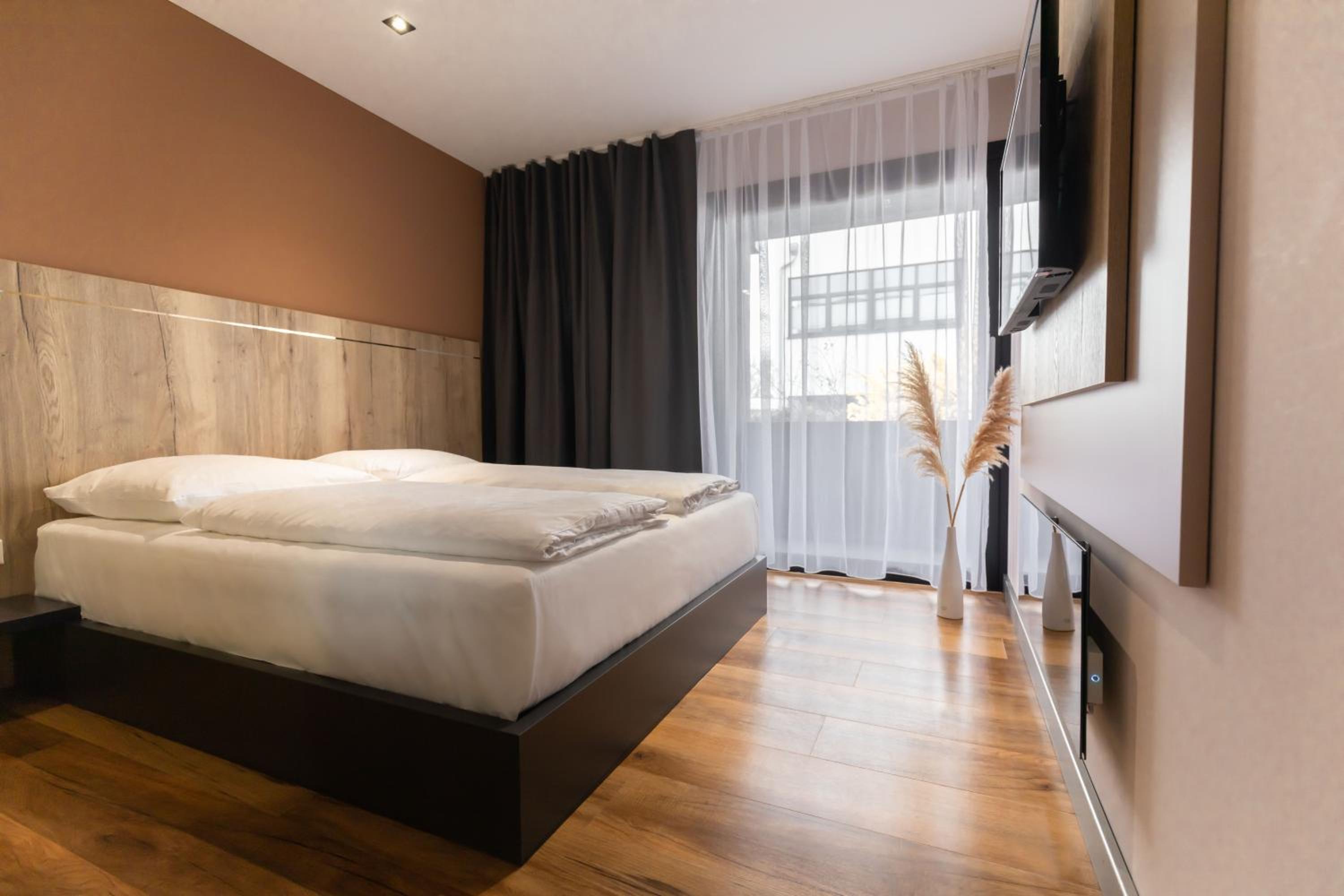 Deluxe Double Room with Balcony - Photo 10