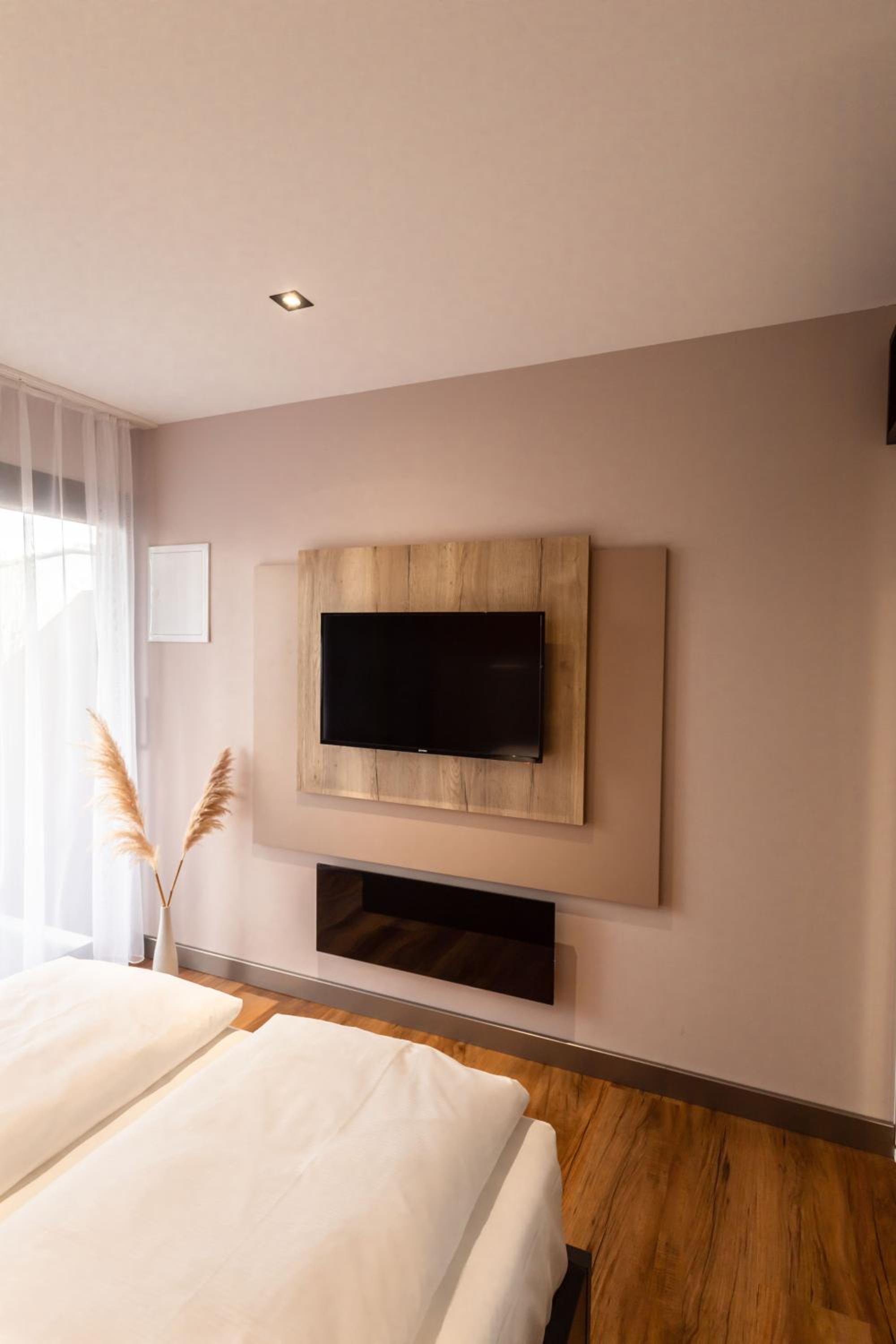 Deluxe Double Room with Balcony - Photo 12
