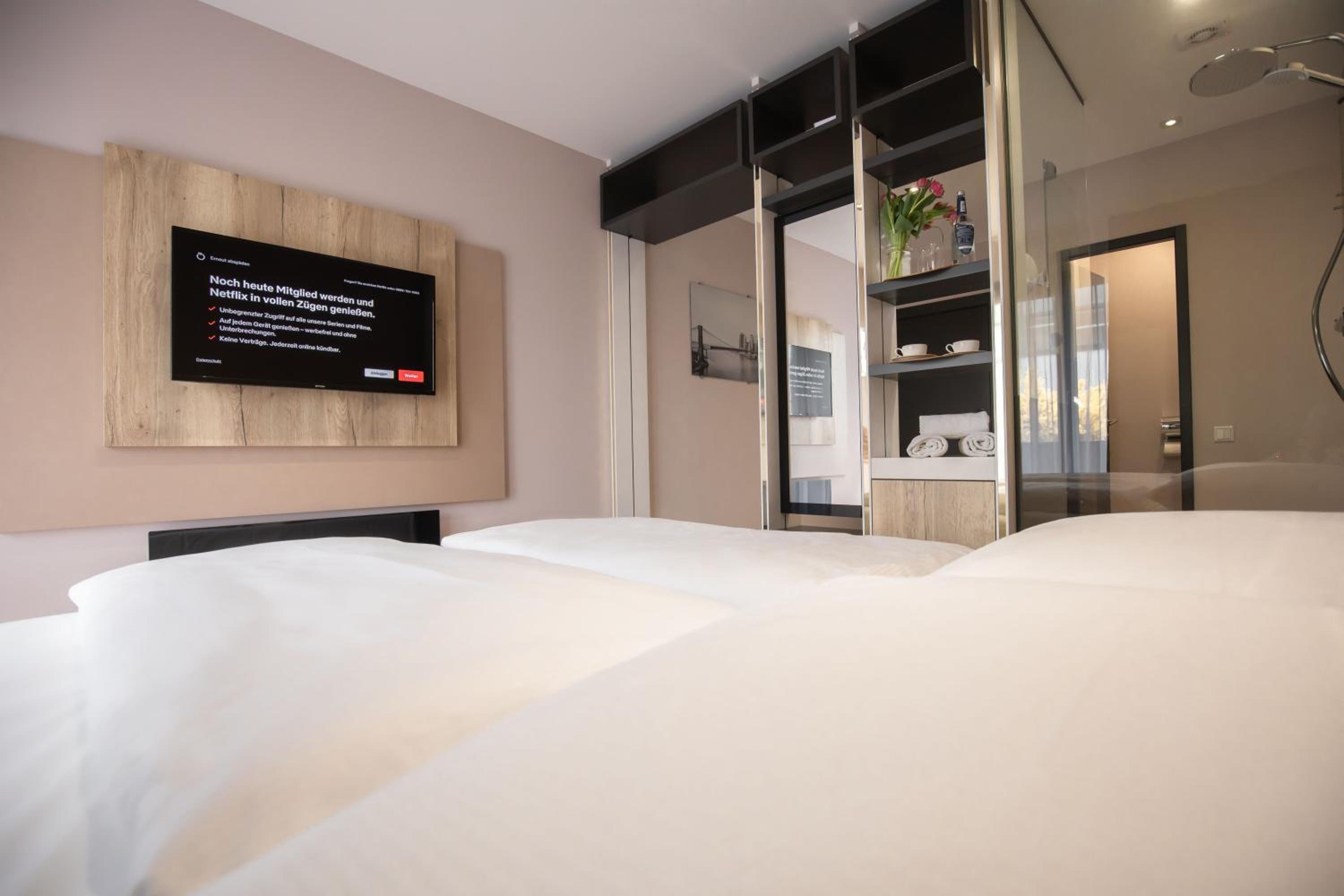 Deluxe Double Room with Balcony - Photo 13