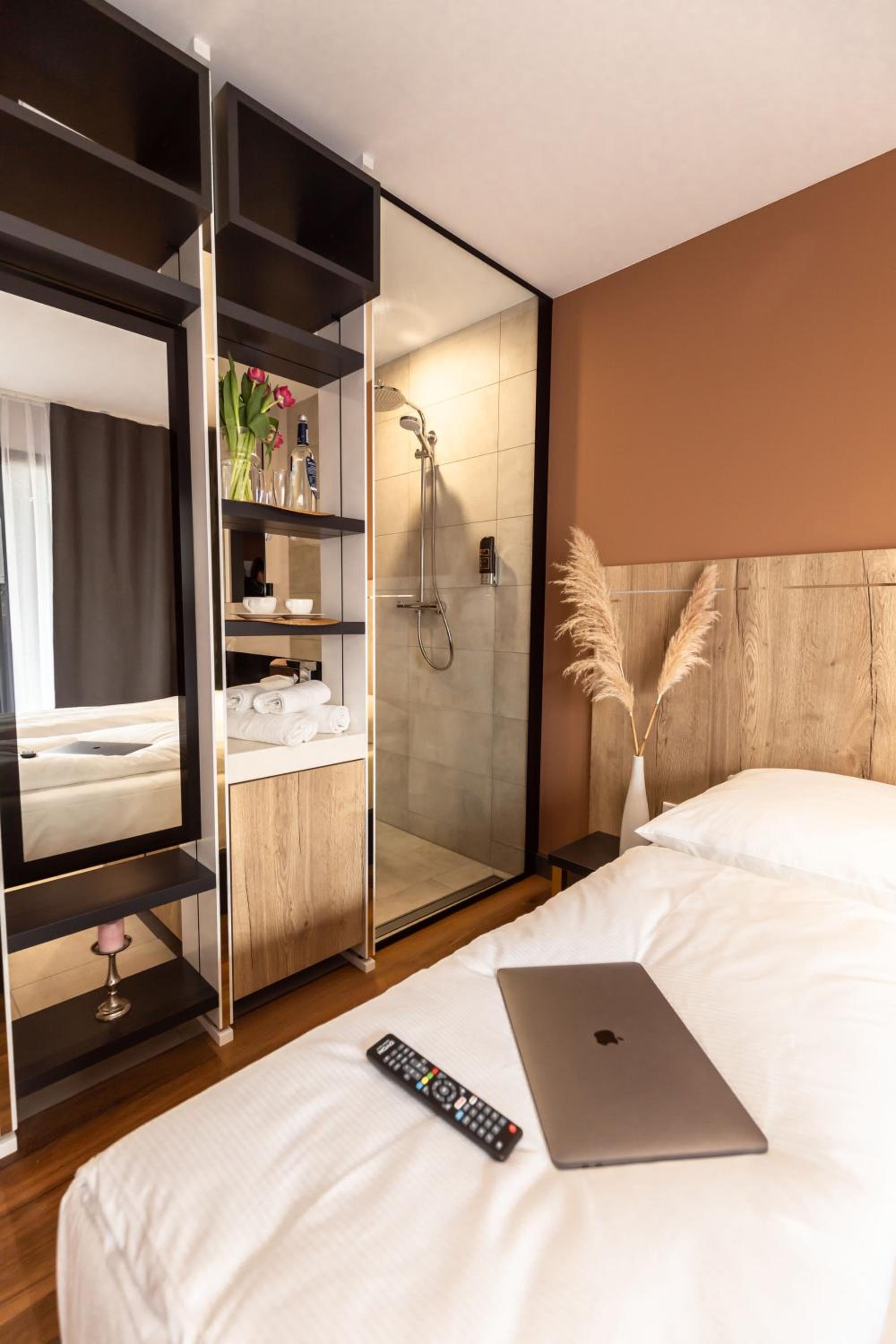 Deluxe Double Room with Balcony - Photo 17