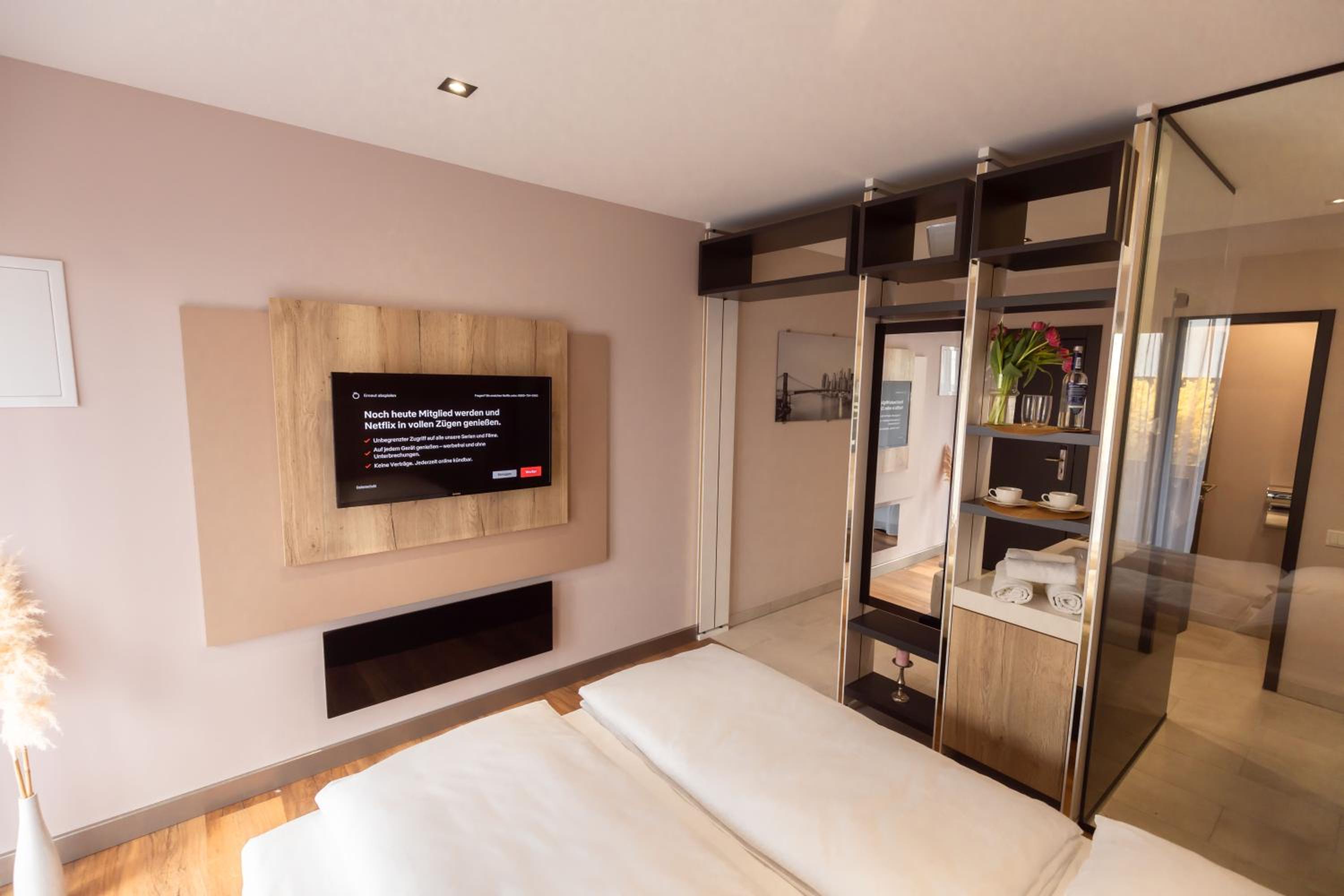 Deluxe Double Room with Balcony - Photo 19