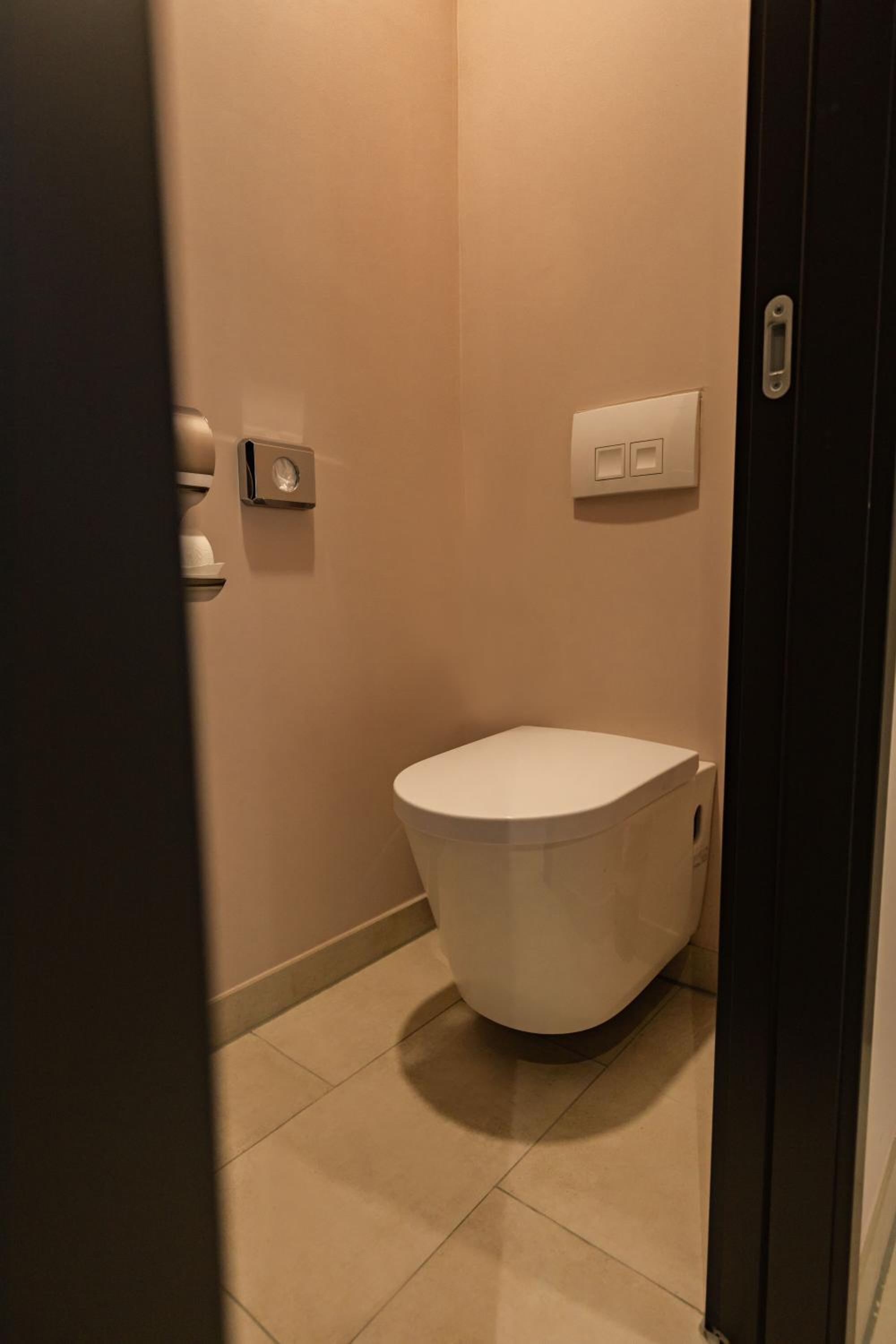 Deluxe Double Room with Balcony - Photo 22