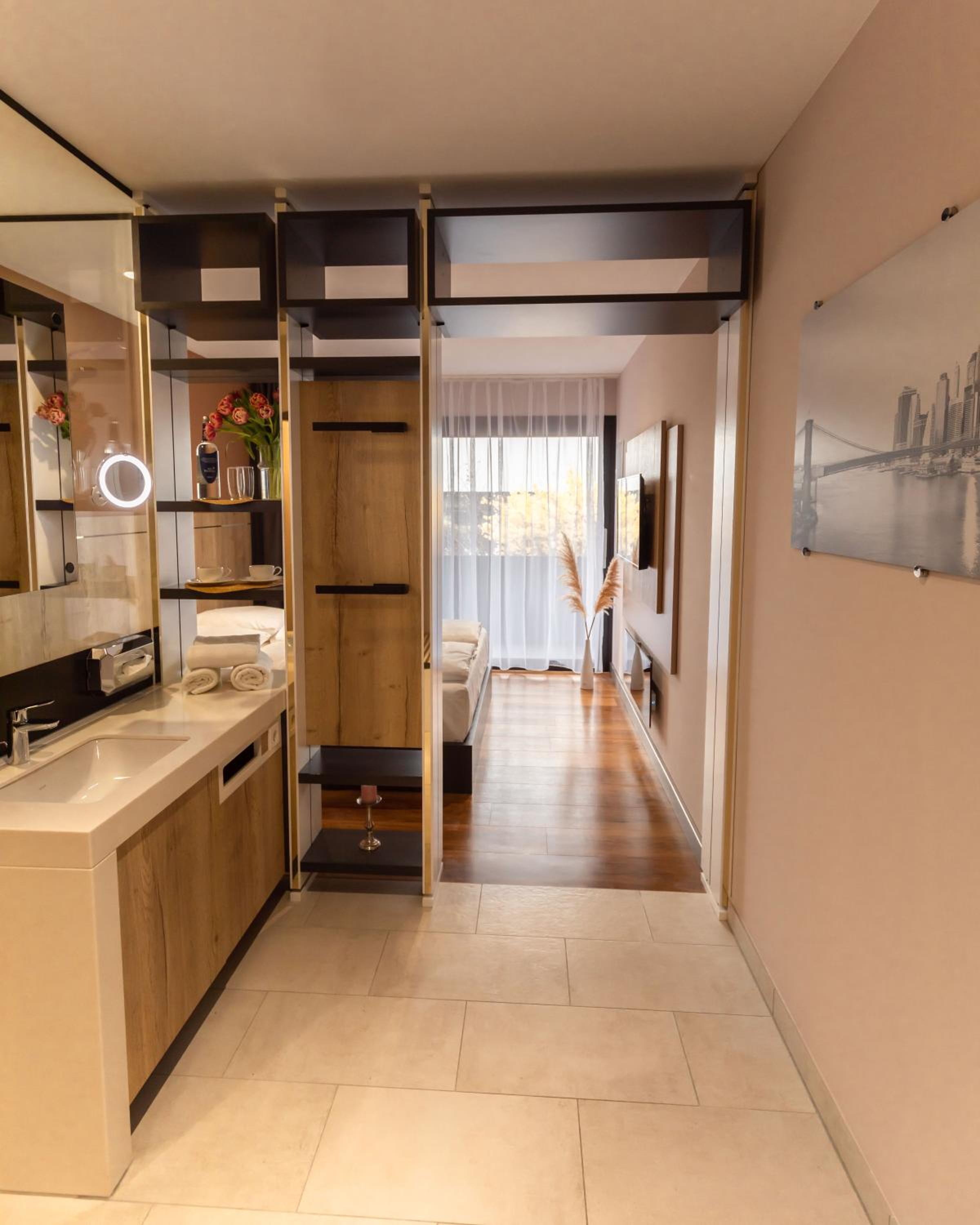 Deluxe Double Room with Balcony - Photo 23