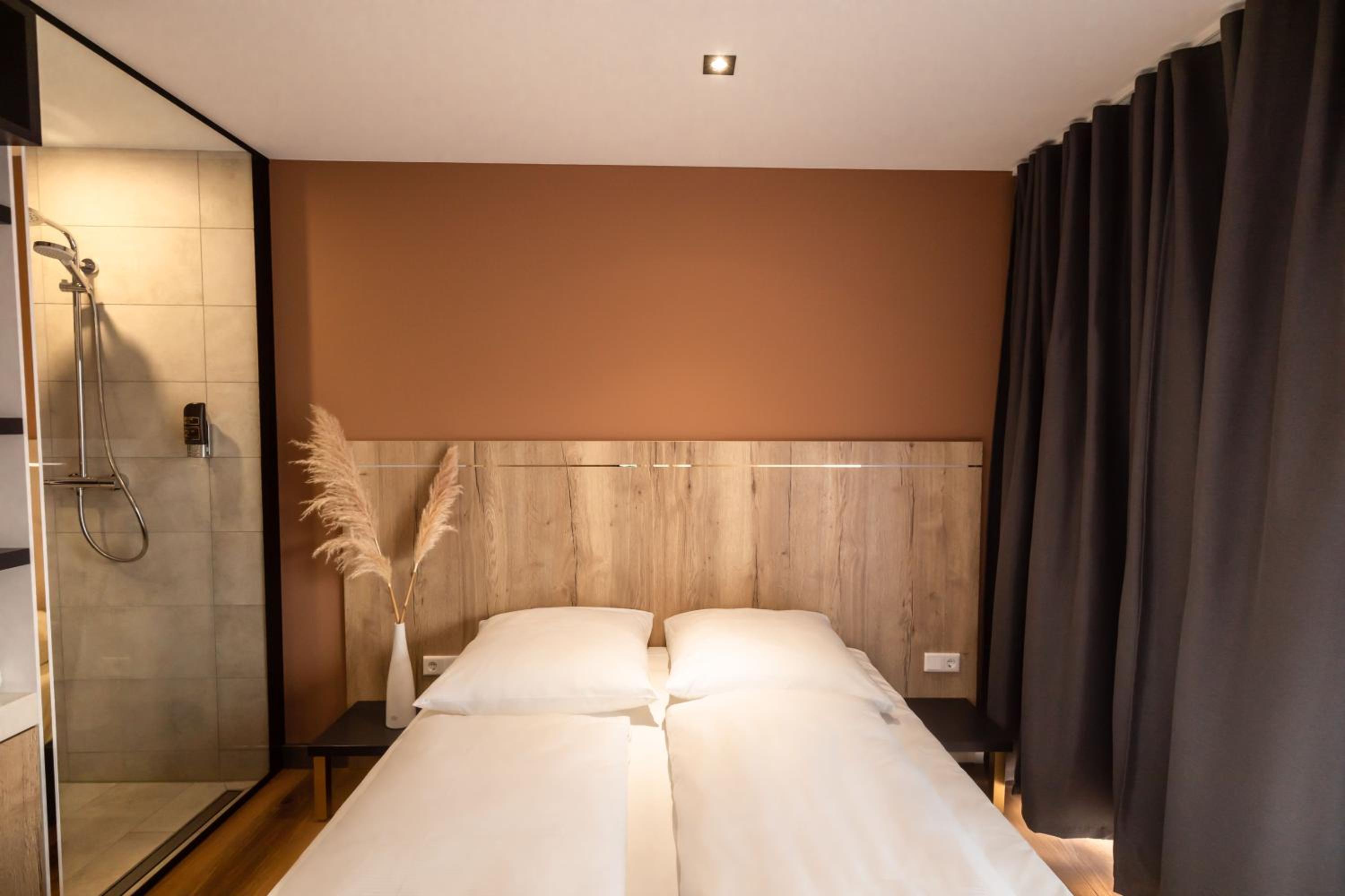 Deluxe Double Room with Balcony - Photo 6