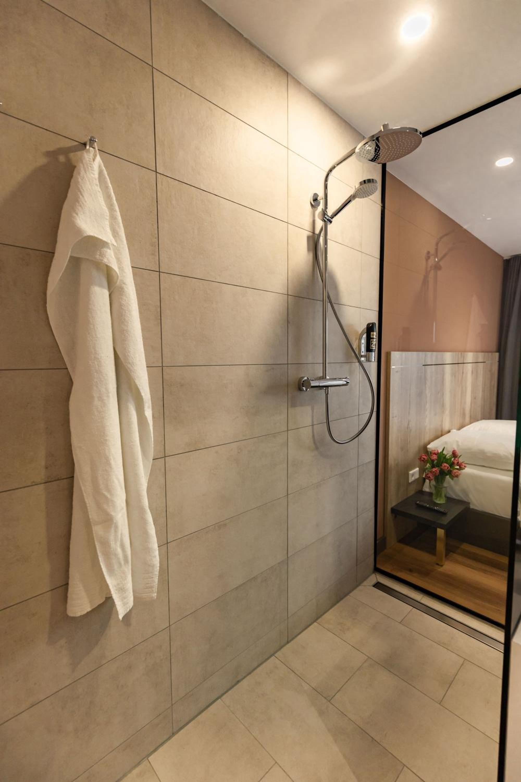 Deluxe Double Room with Balcony - Photo 5