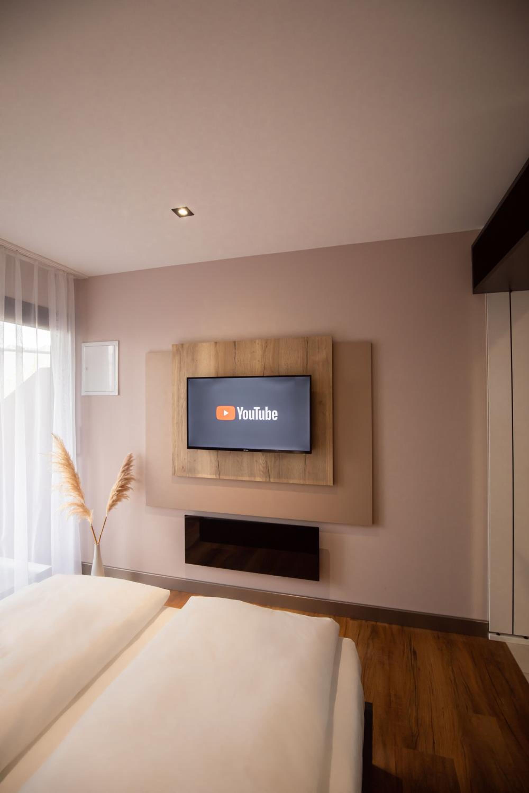 Deluxe Double Room with Balcony - Photo 3