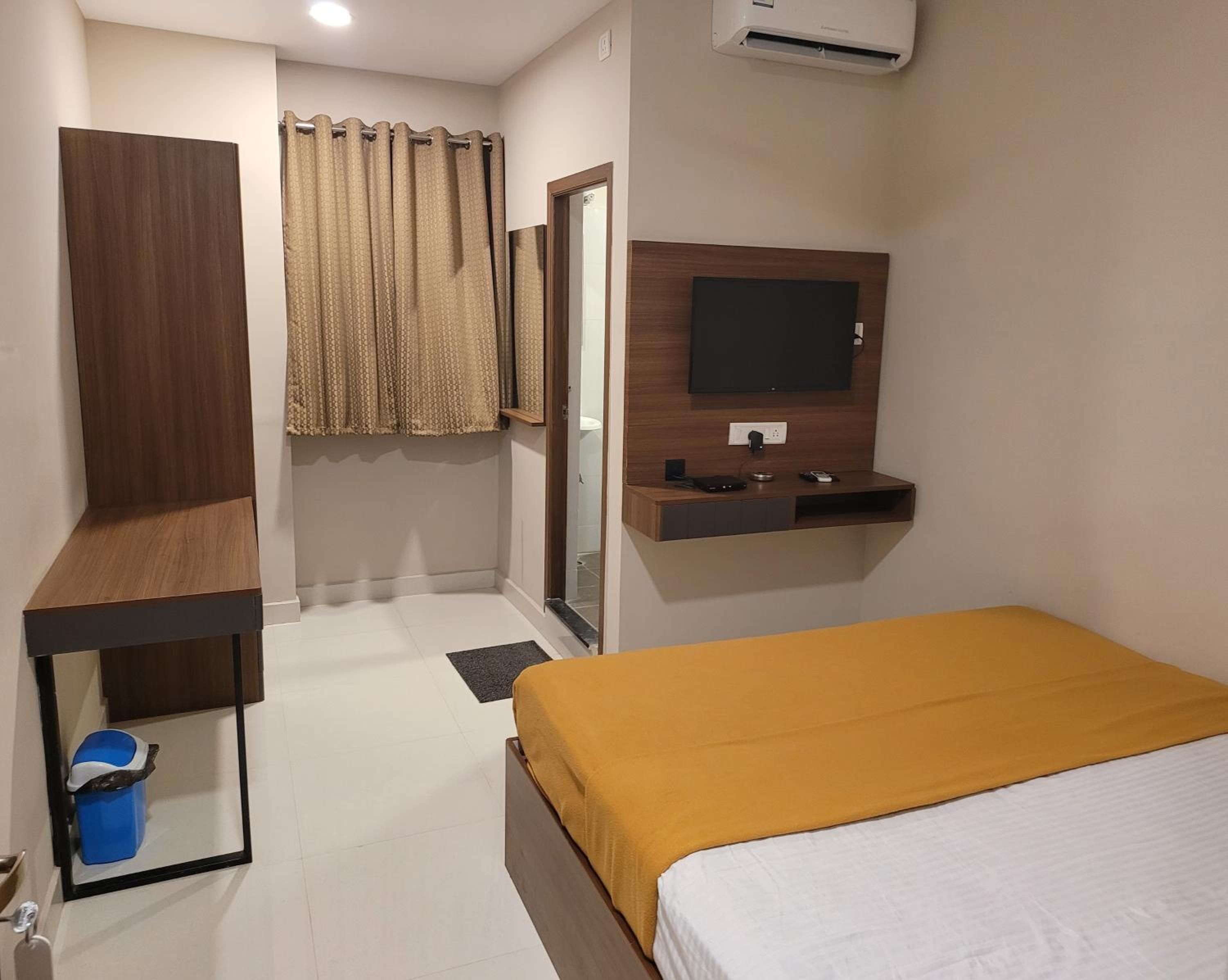 Deluxe Double Room (2 Adults + 1 Child) - Photo 4