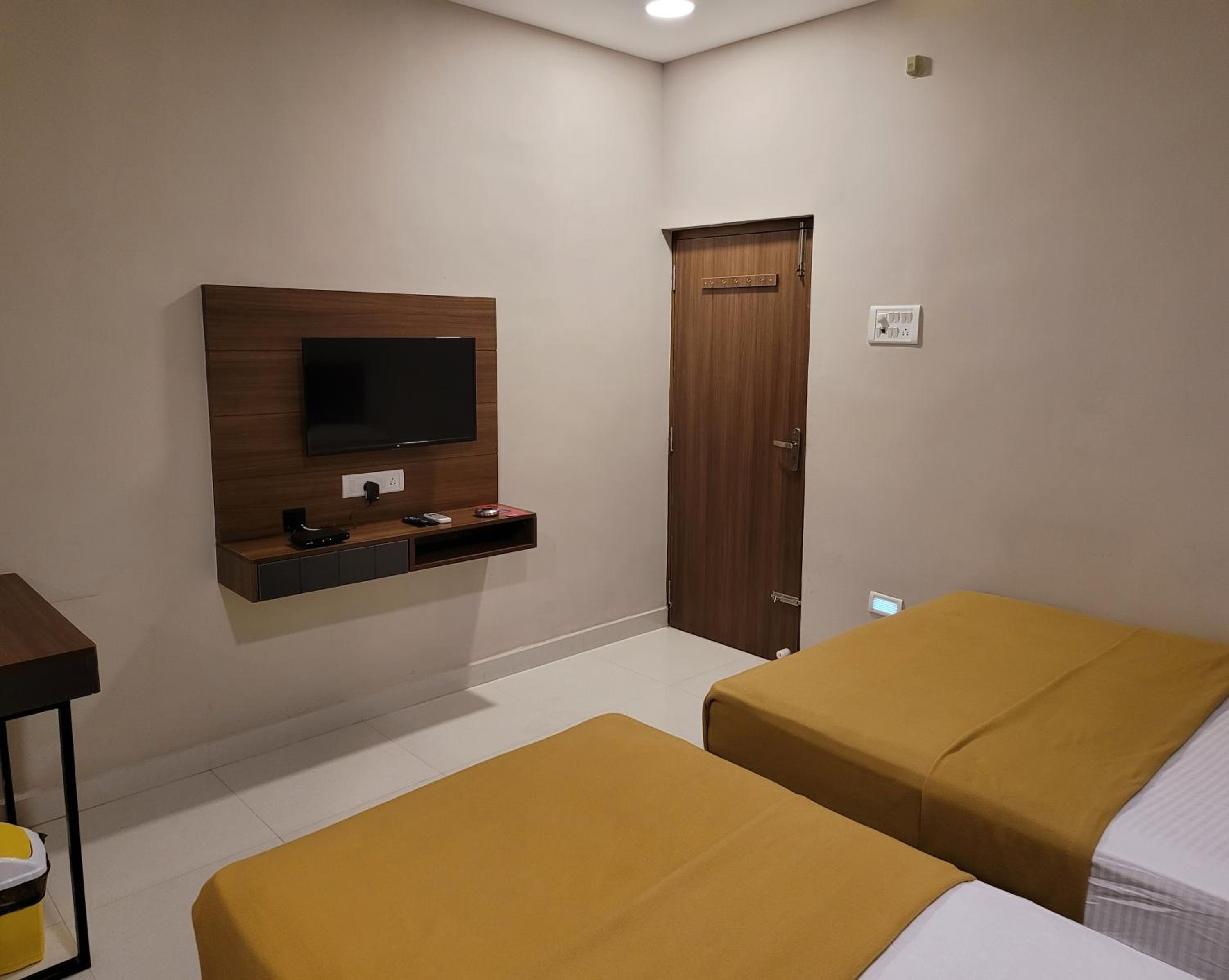 Triple Room with Private Bathroom - Photo 2