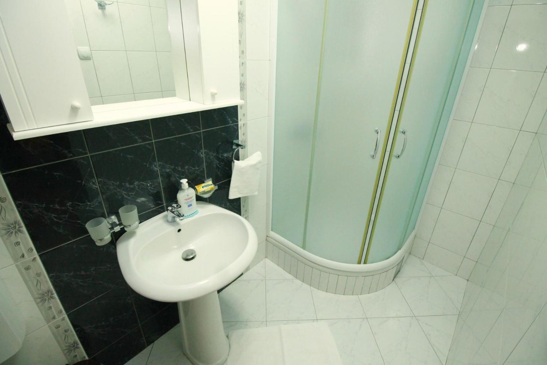 Double Room with Terrace - Ground Floor - Photo 8