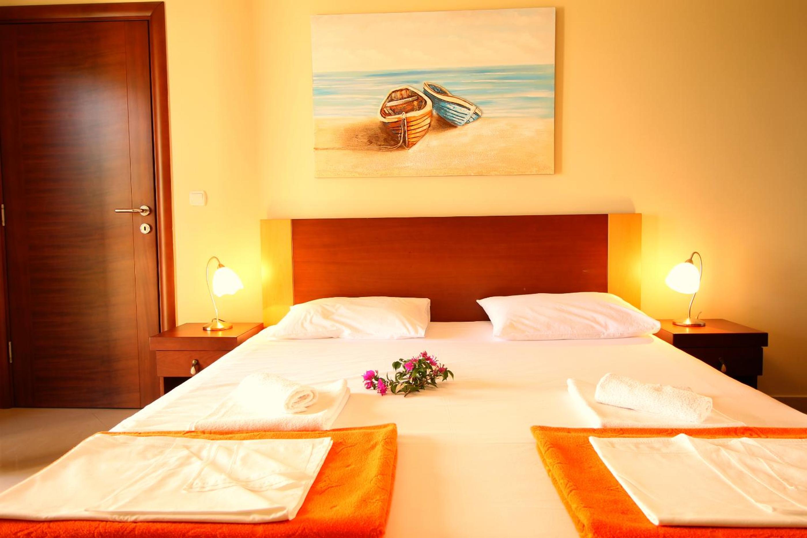 Double Room with Terrace - Ground Floor - Photo 9