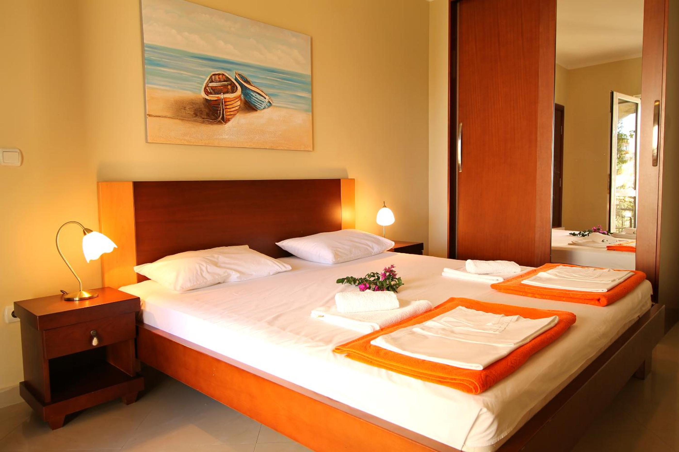 Double Room with Terrace - Ground Floor - Photo 11