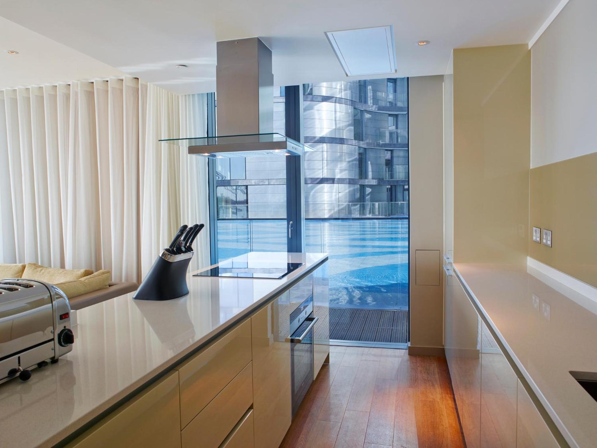 Deluxe Two-Bedroom Apartment with Riverview