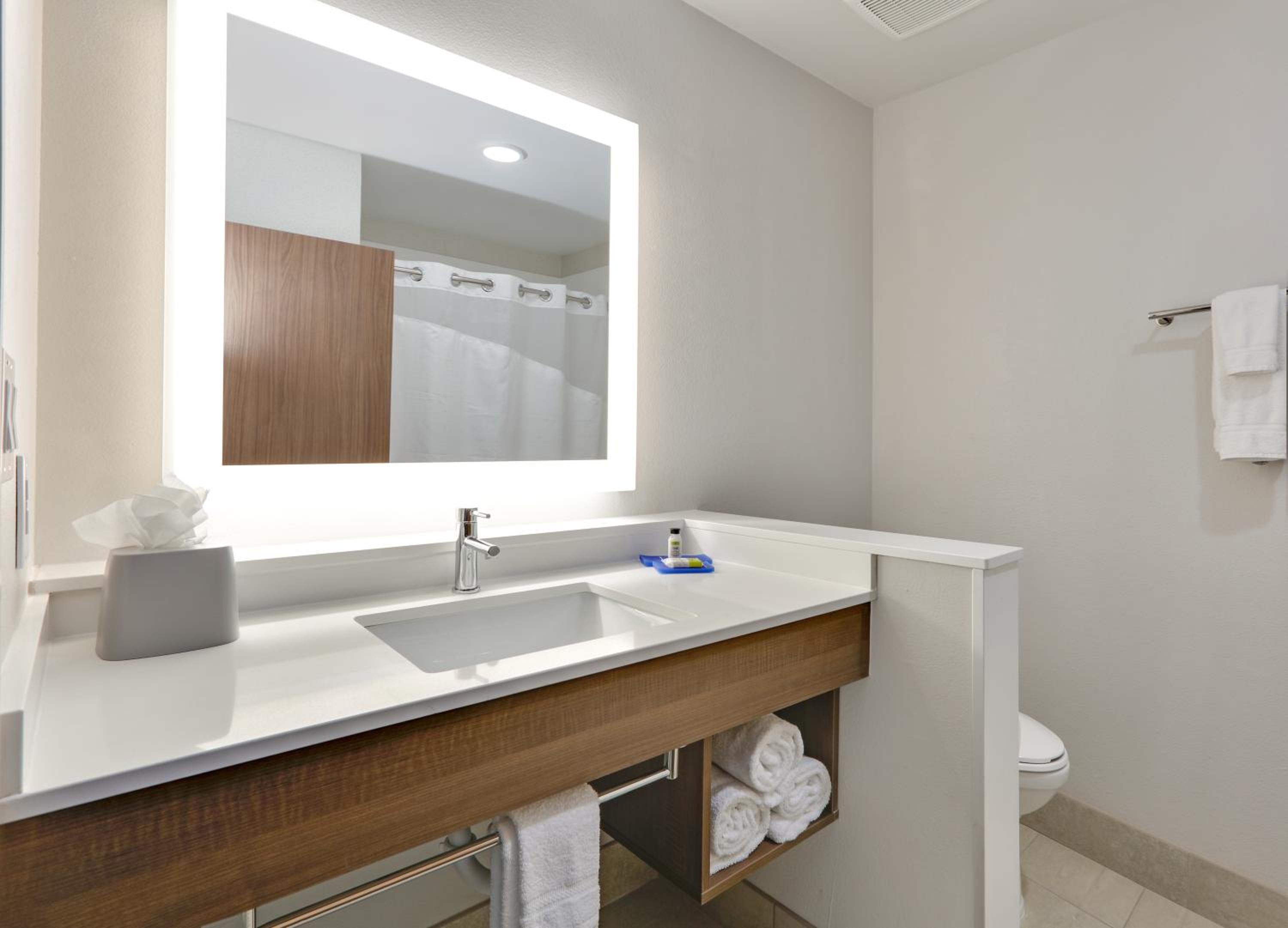 Standard Queen Room with Two Queen Beds and Mobility Accessible Tub photo 3