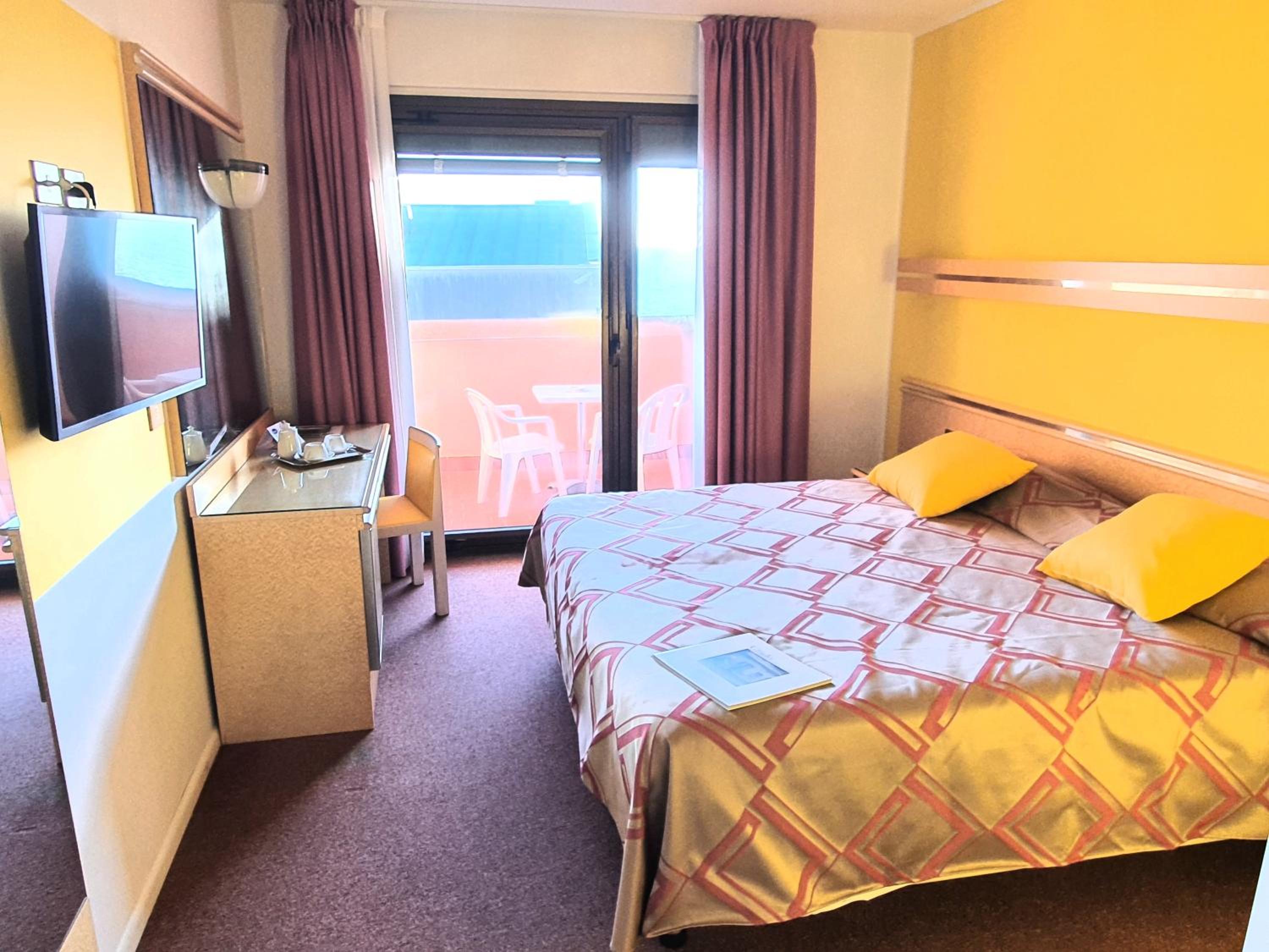 Double Room with Balcony and Sea View - Photo 17
