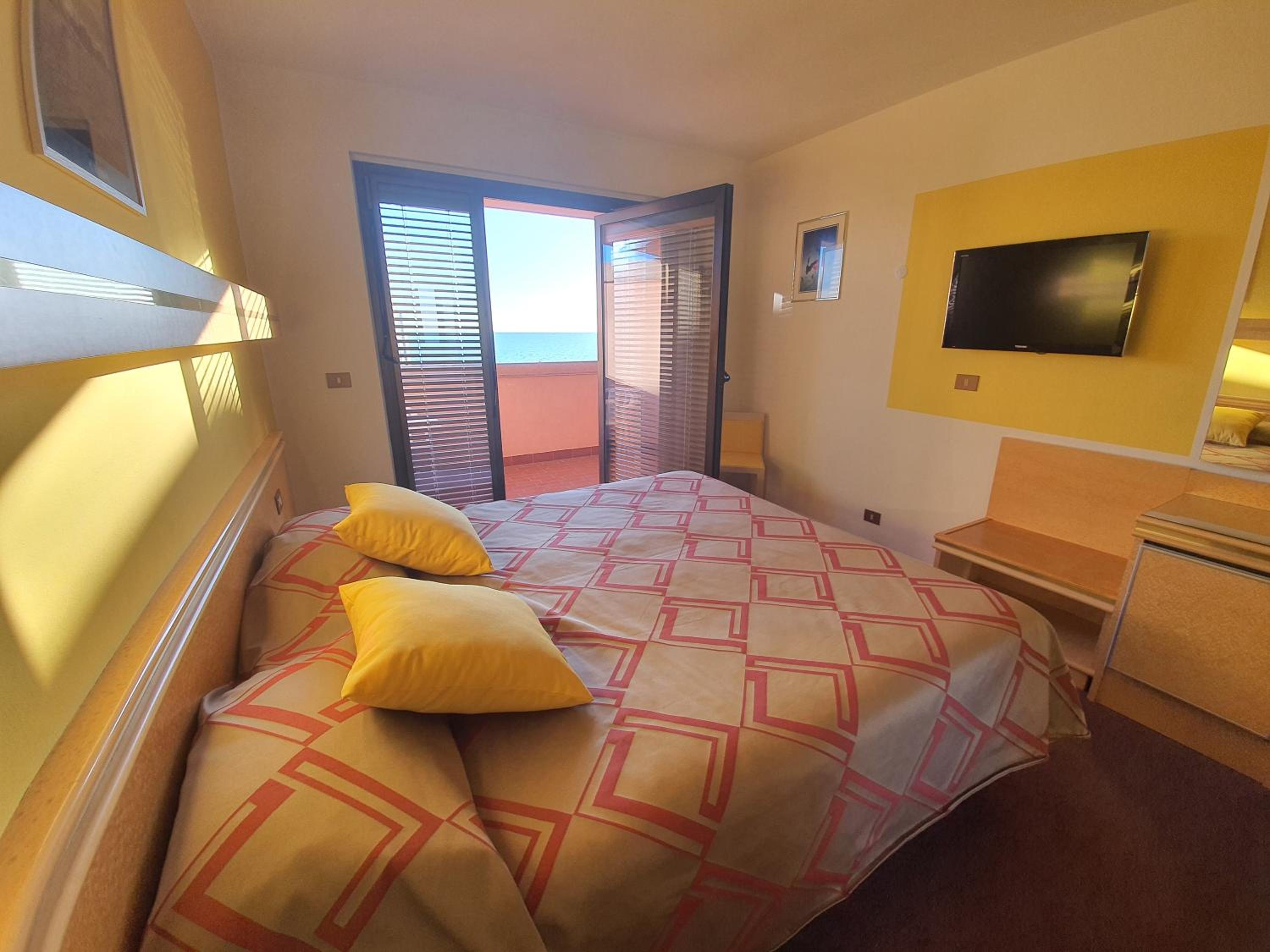 Double Room with Balcony and Sea View - Photo 2