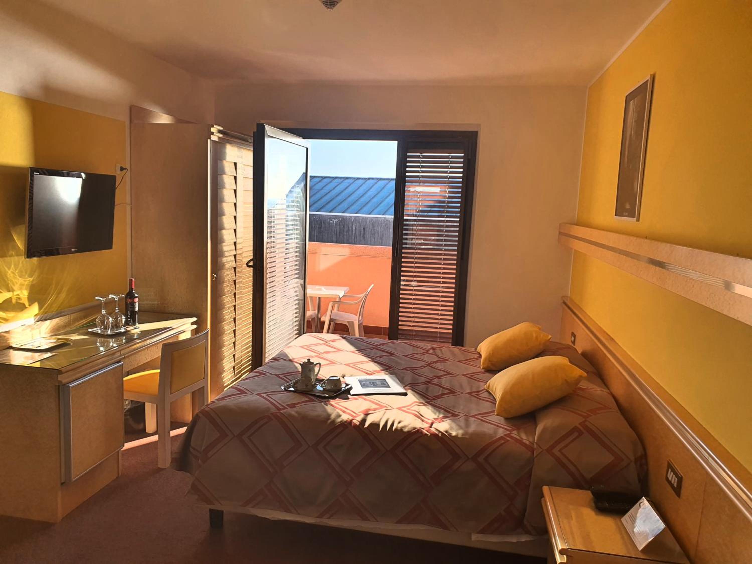 Superior Triple Room with Sea View - Photo 4