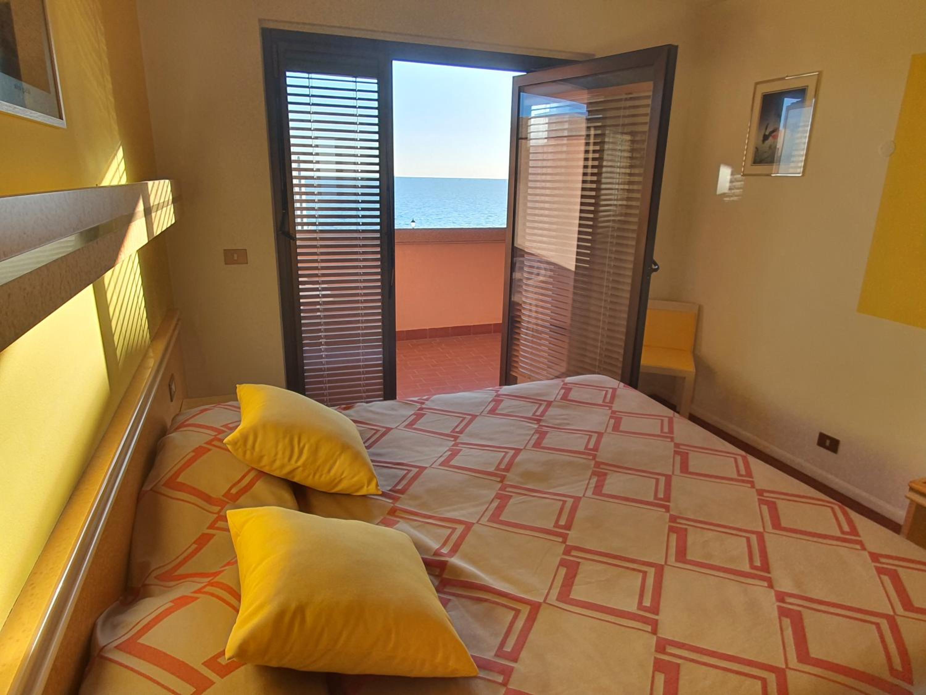 Double Room with Balcony and Sea View - Photo 7